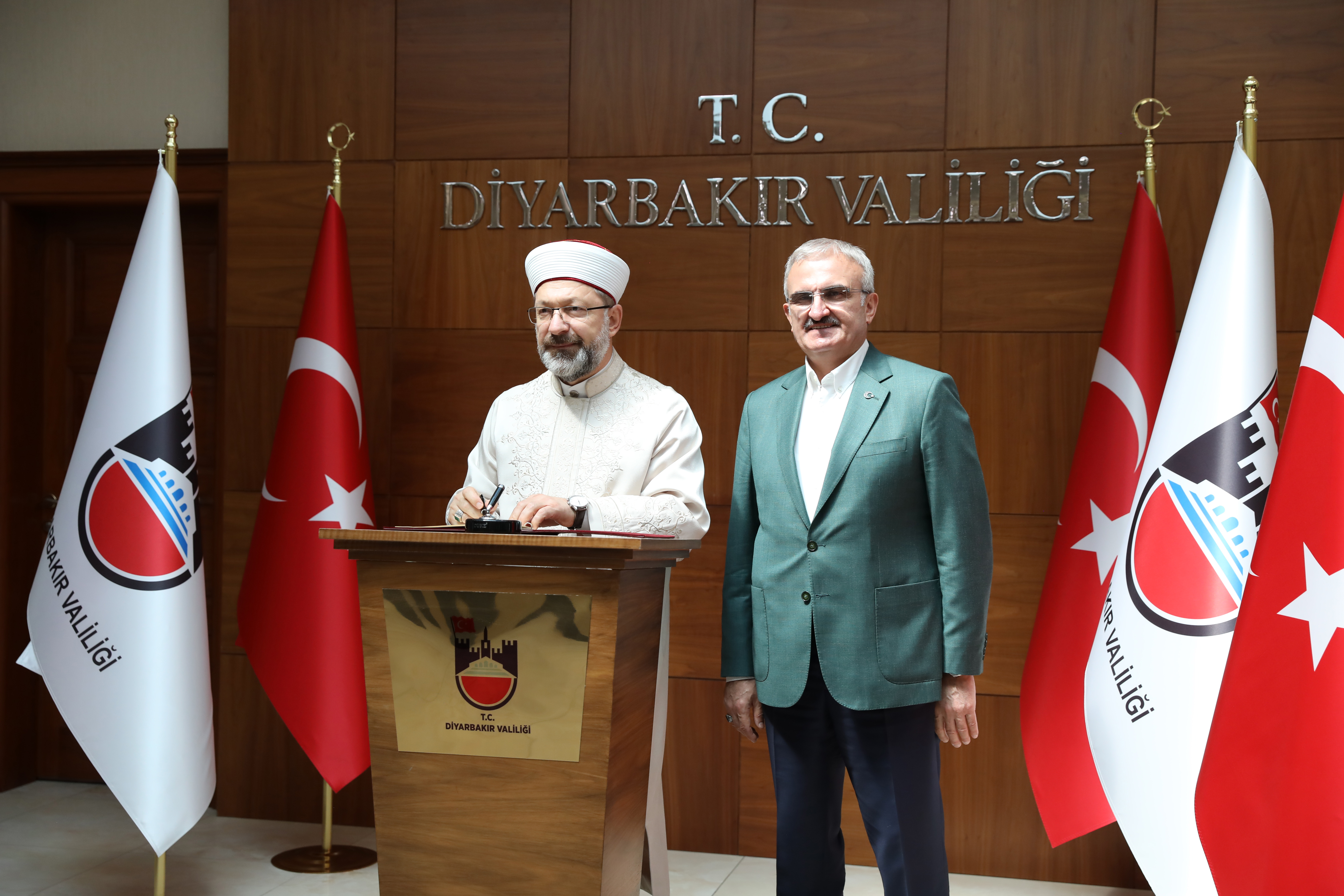 diyanet-isleri-baskani-ali-erbas-diyarbakirda-tdv-yayinevi-acilisina-katildi-3.jpg