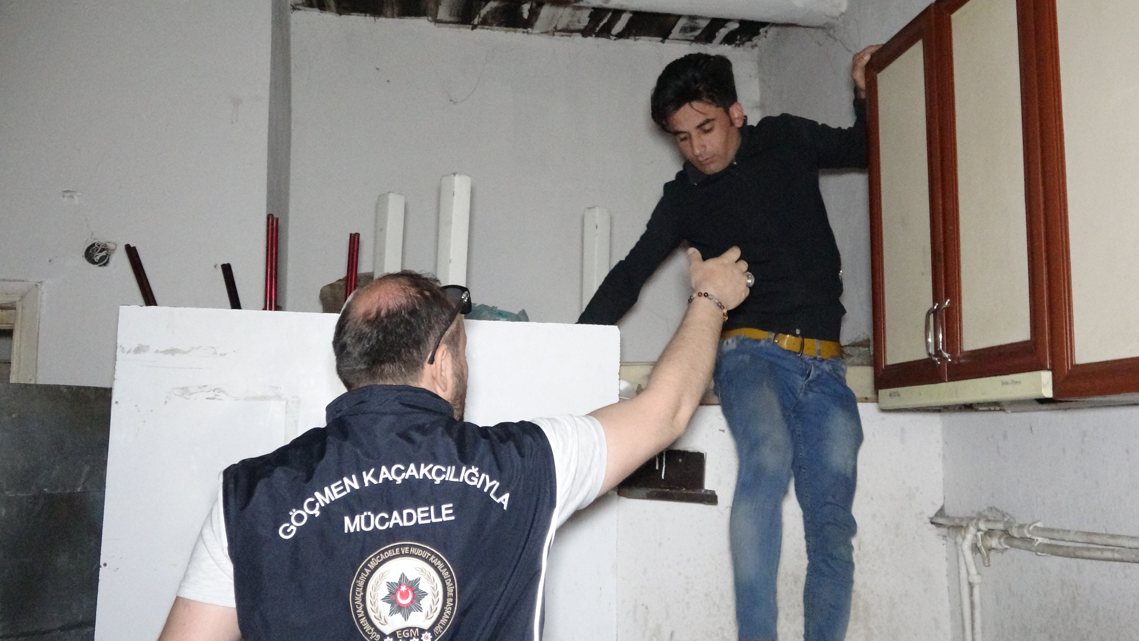tavan-arasi-ve-dolaba-saklanan-gocmenler-yakalandi3.jpg