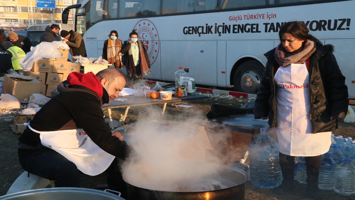 ulkenin-dort-bir-yaninda-gonulluler-deprem-bolgesinde-2.jpg