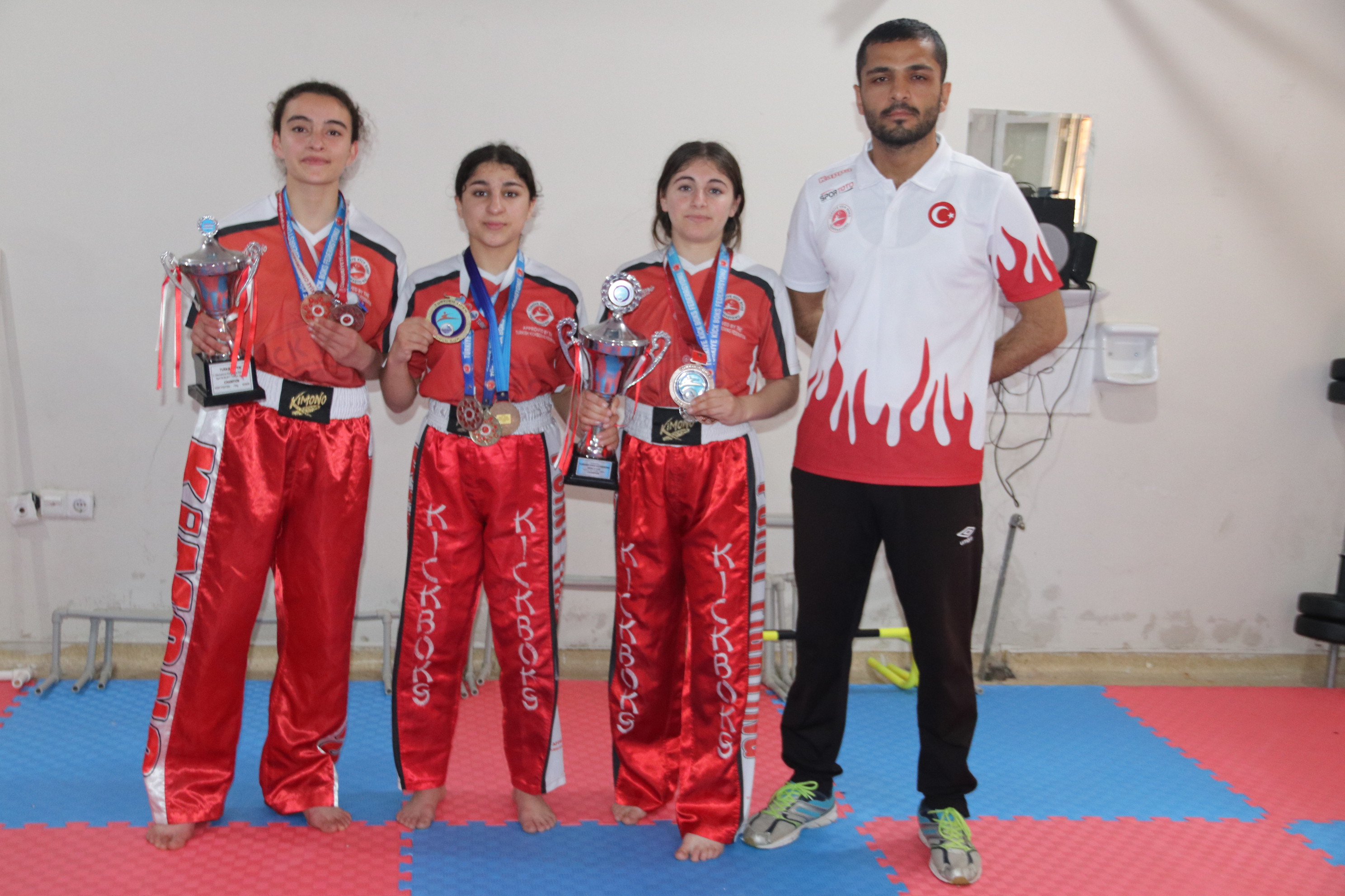 aa-20230413-30836495-30836493-diyarbakirli-kick-boks-sampiyonu-meyrama-celebi-basarilariyla-koyundeki-kizlara-ornek-olmak-istiyor.jpg