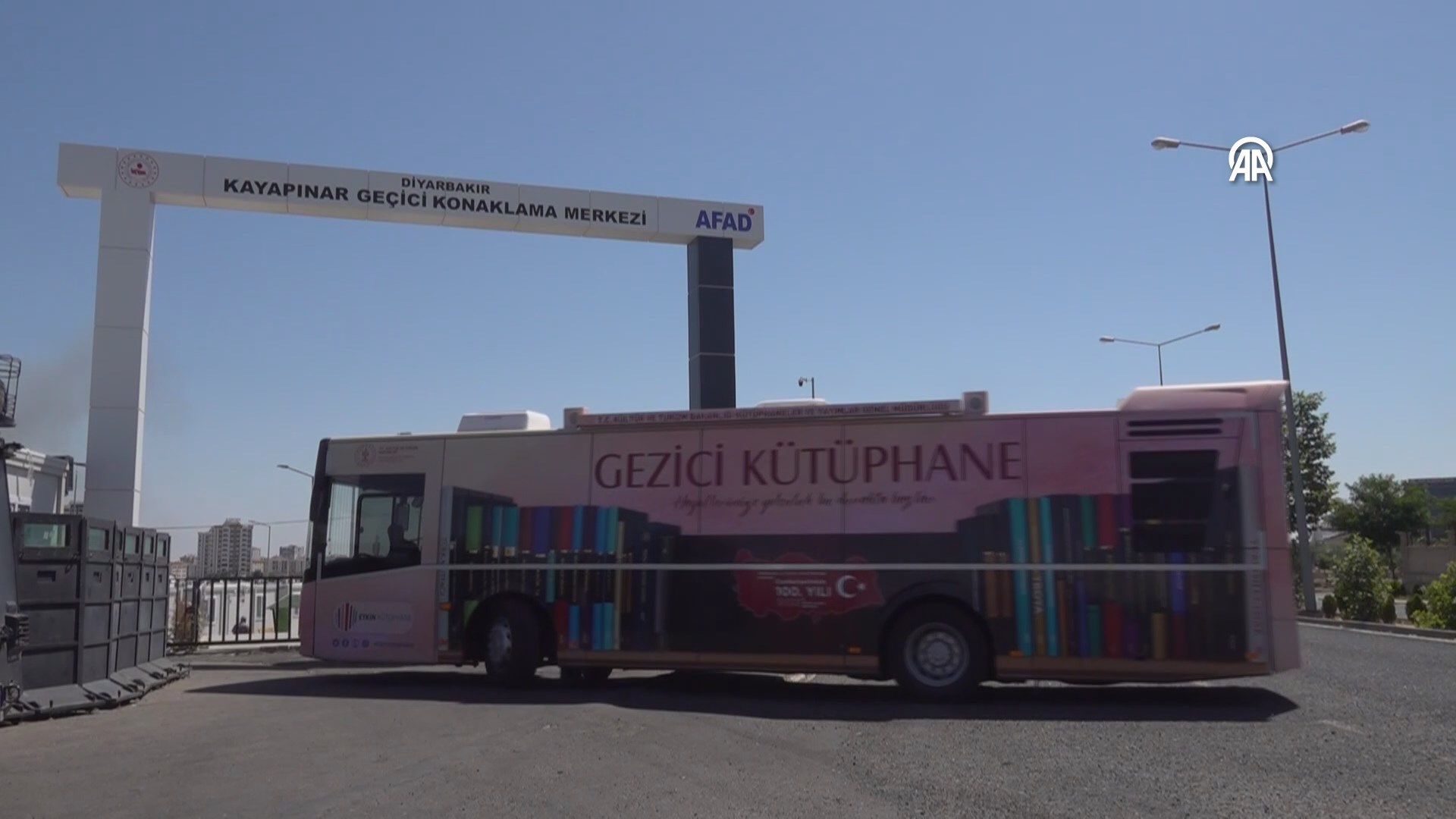gezici-kutuphane-diyarbakirda-depremzede-cocuklar-icin-konteyner-kente-konuslandi-1.jpg