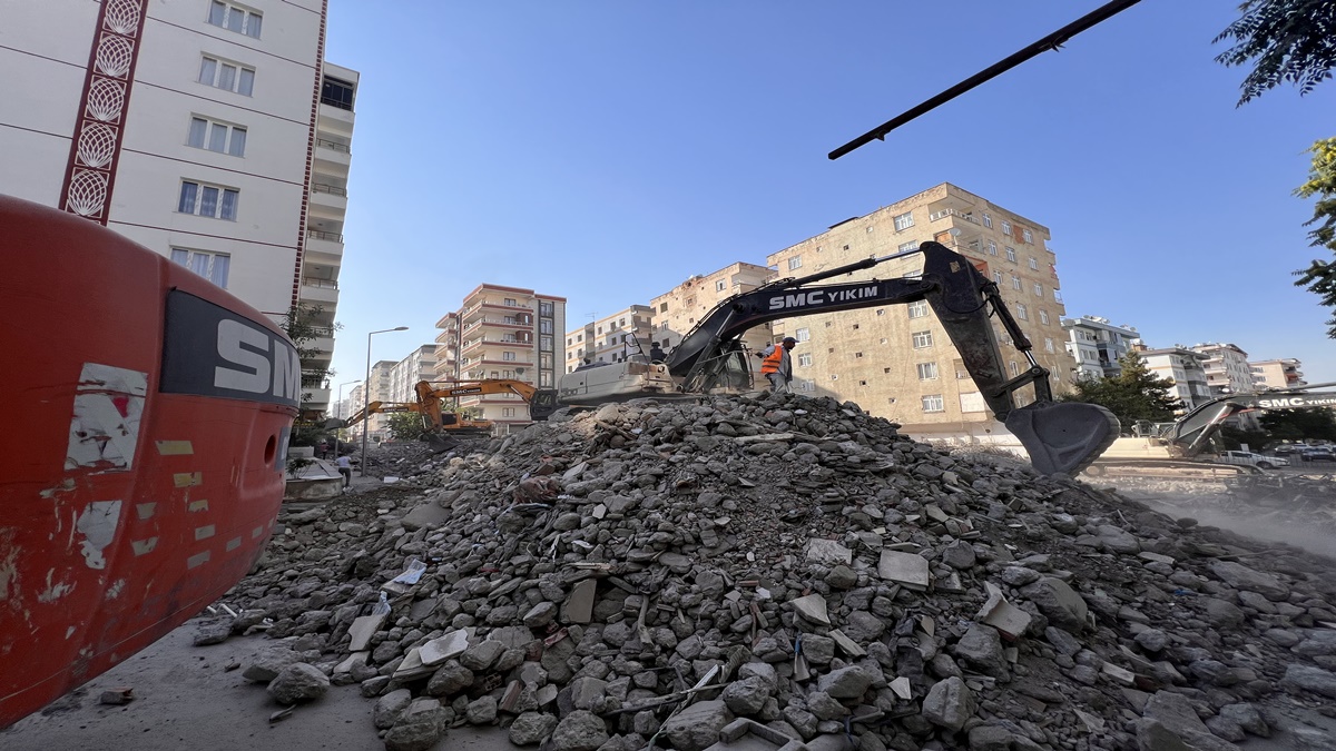 diyarbakirda-agir-hasarli-binalarin-yikimi-devam-ediyor-2.jpg