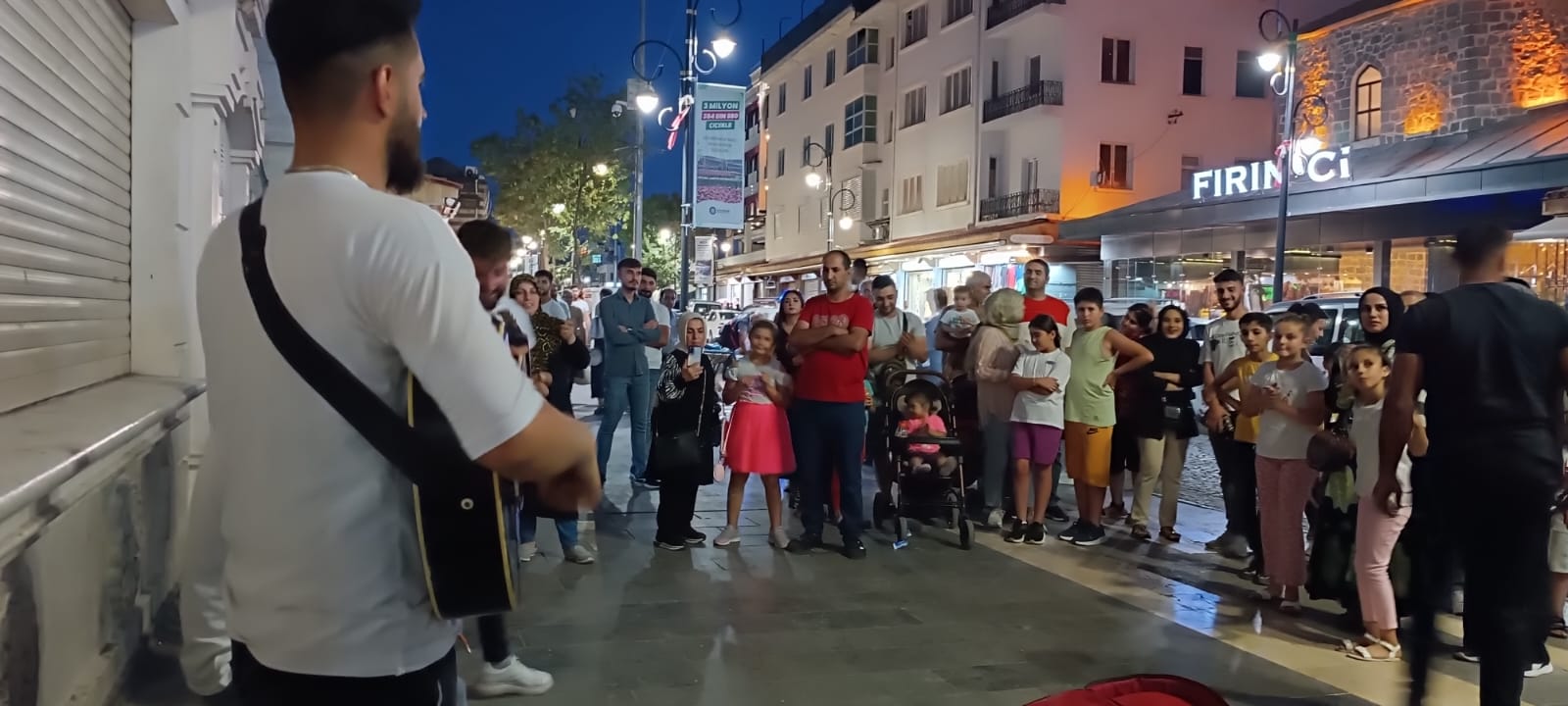 diyarbakirda-aksamlari-sokaklar-muzikle-senleniyor2.jpg