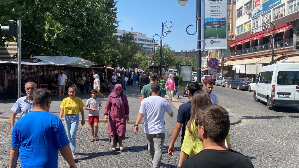 diyarbakirda-kavurucu-sicakliga-ragmen-turistler-gezdi-1.jpeg