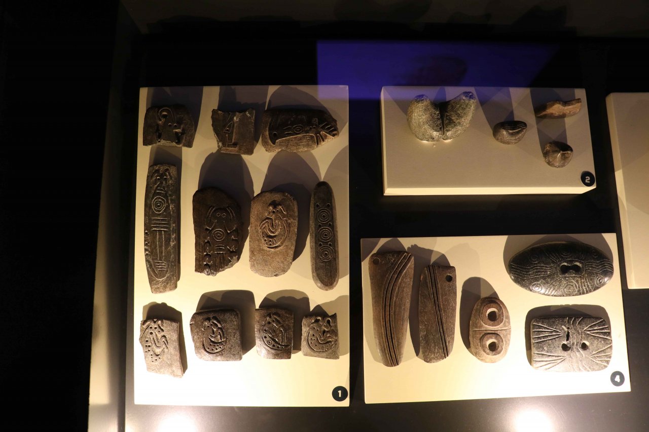 kazilarda-cikarilan-yaklasik-12-bin-500-yillik-eserlerin-figurlerini-altina-isledi.jpg
