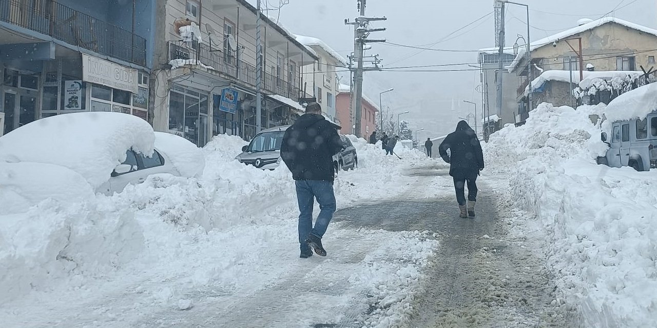 aa-20240128-33552302-33552300-sirnakta-yogun-kar-yagisi-ve-tipi-nedeniyle-28-yerlesim-yerine-ulasim-saglanamiyor.jpg