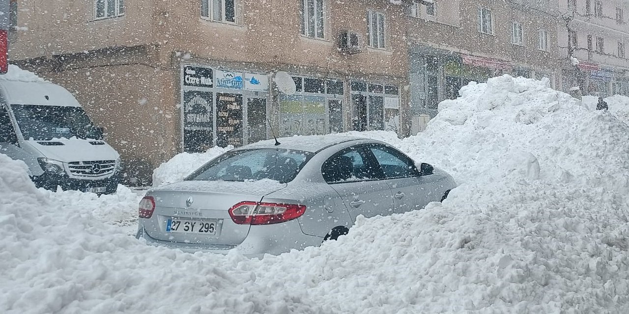 aa-20240128-33552302-33552301-sirnakta-yogun-kar-yagisi-ve-tipi-nedeniyle-28-yerlesim-yerine-ulasim-saglanamiyor.jpg