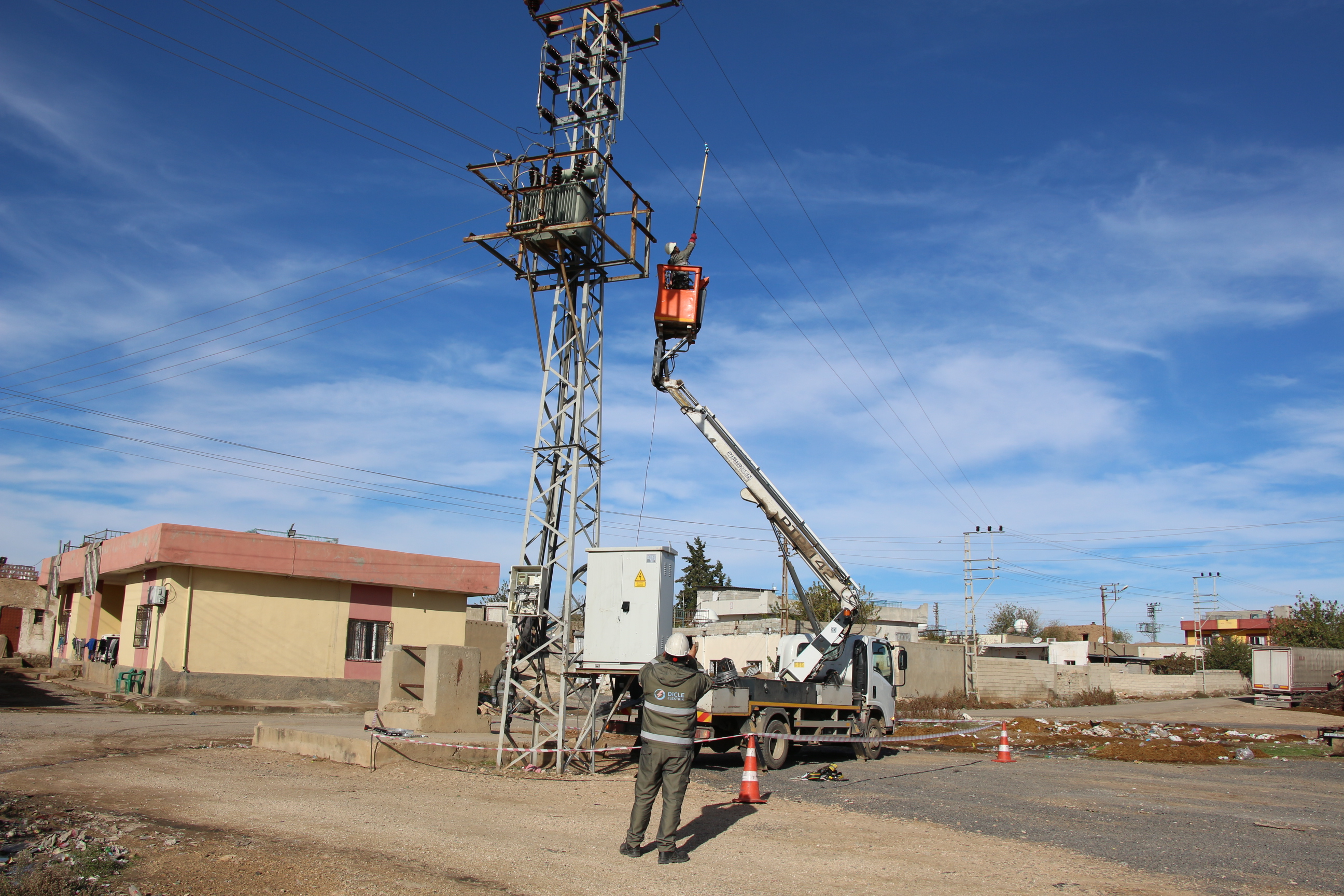 dicle-elektrik-mardinde-kesintisiz-elektrik-arzi-icin-calisiyor-1.jpg