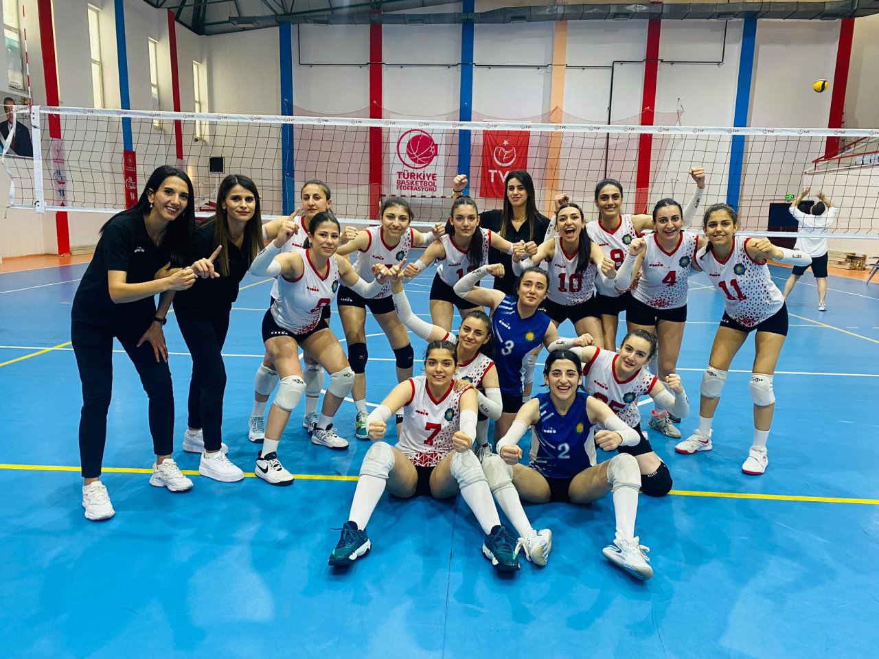 dbb-kadin-voleybol-takimi-2-lige-cikti-4.jpg