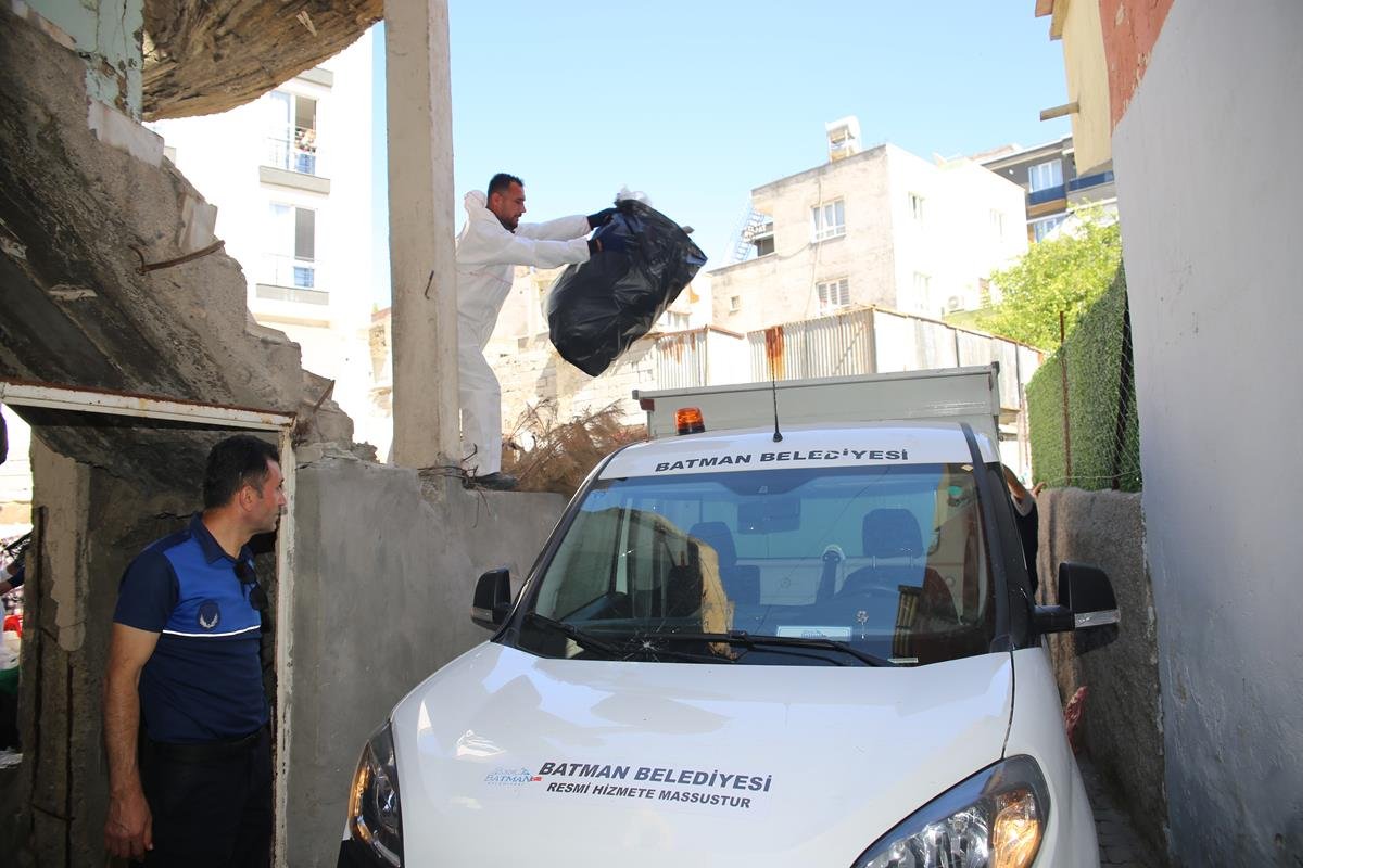 batmandaki-evden-20-ton-cop-cikarildi-1.jpg