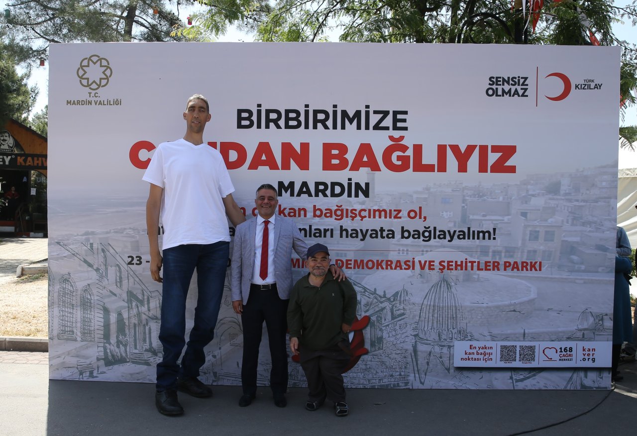 dunyanin-en-uzun-adamindan-kan-bagisi-cagrisi-1.jpg