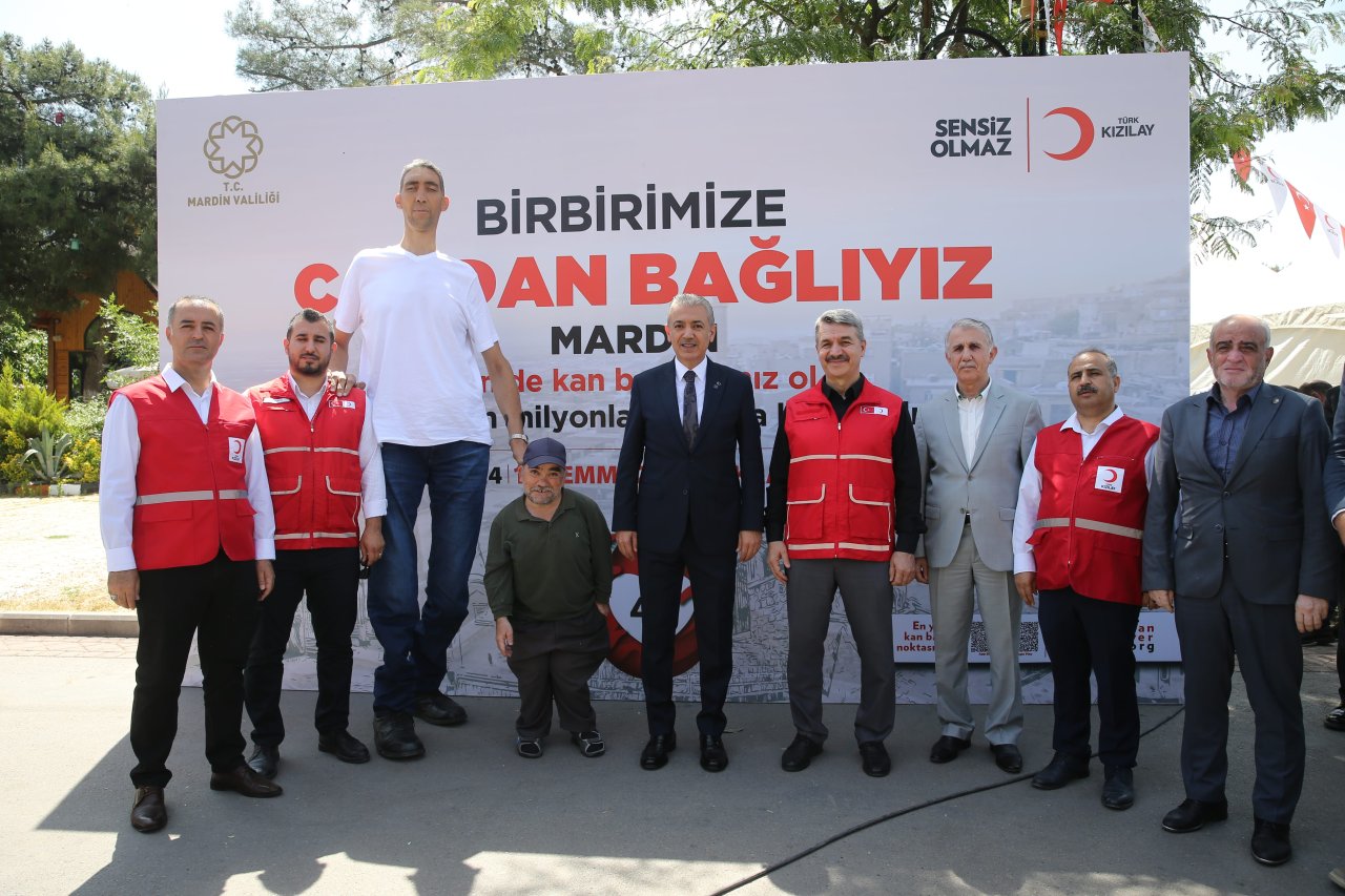 dunyanin-en-uzun-adamindan-kan-bagisi-cagrisi-3-min.jpg