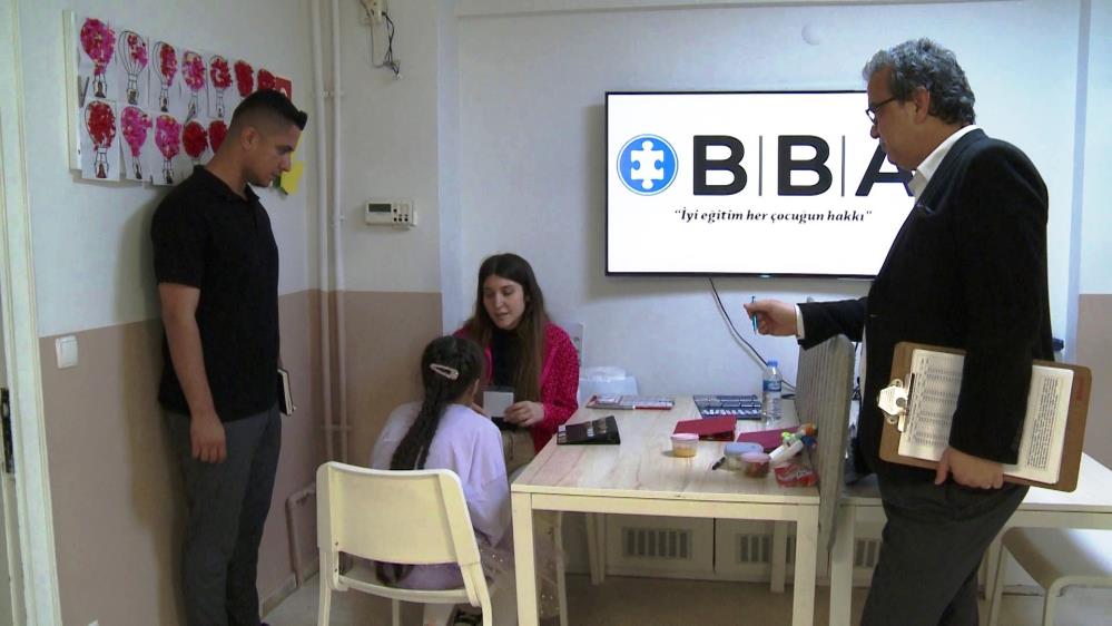 diyarbakirda-aba-otizm-merkezi-bilimsel-gelismeleri-yakindan-takip-ederek-ogrencilere-uyguluyor.jpg