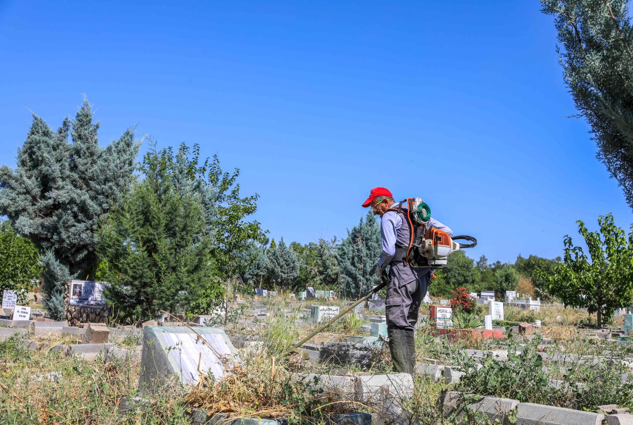 mezarliklarda-bayram-temizligi-2.jpg