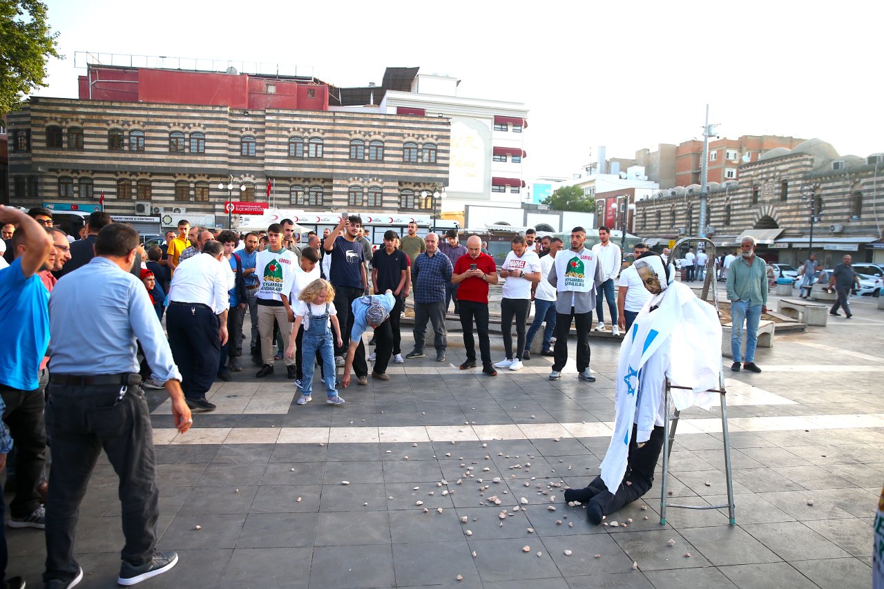 aa-20240616-34891773-34891772-diyarbakirda-bayram-namazi-sonrasi-israil-protesto-edildi.jpg