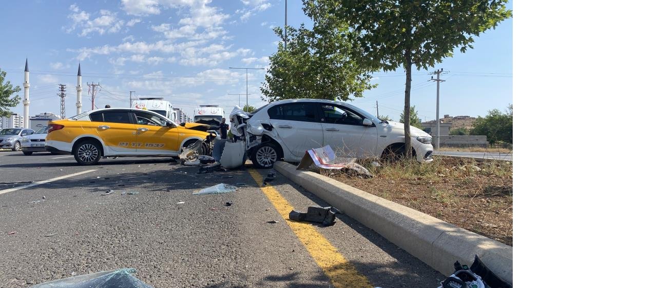 diyarbakirda-kizini-sinava-goturen-aile-kaza-yapti-3-yarali.jpg