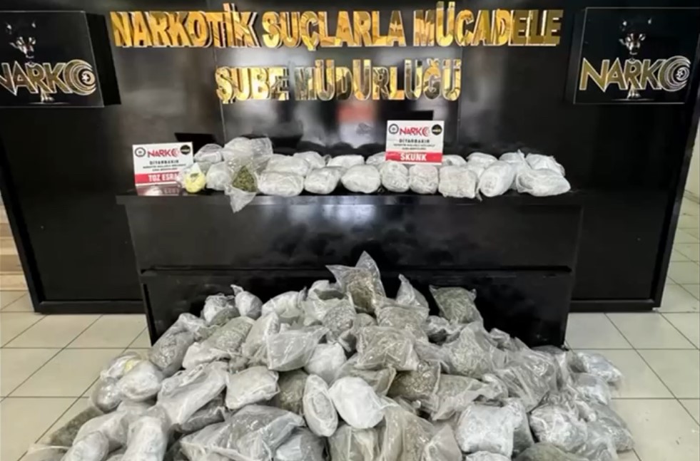 diyarbakirda-uyusturucu-saticilarina-dev-operasyon-40-tutuklama-3.jpg