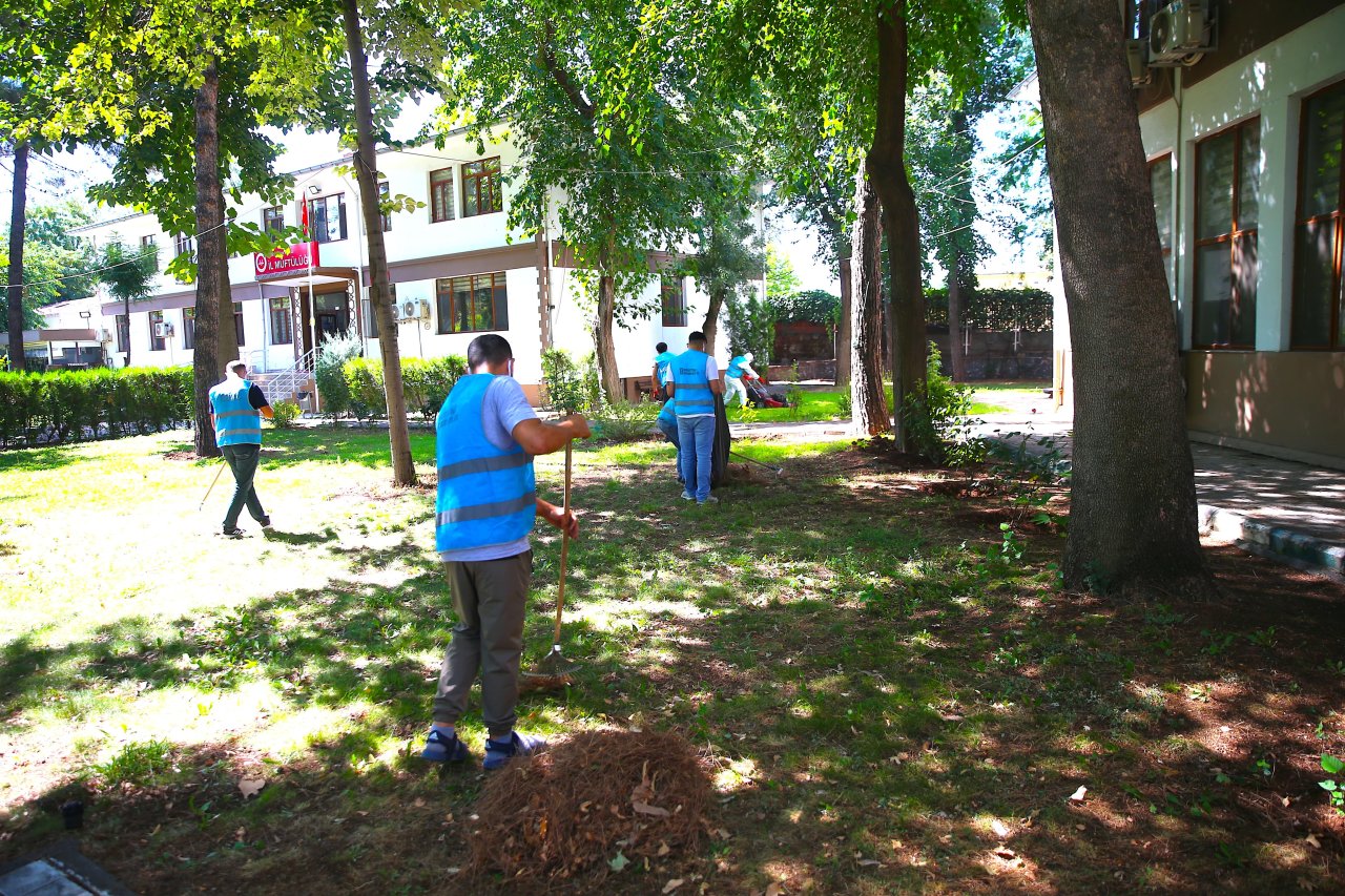 diyarbakirda-hukumluler-kamu-bahcelerini-guzellestiriyor-1-min.jpg