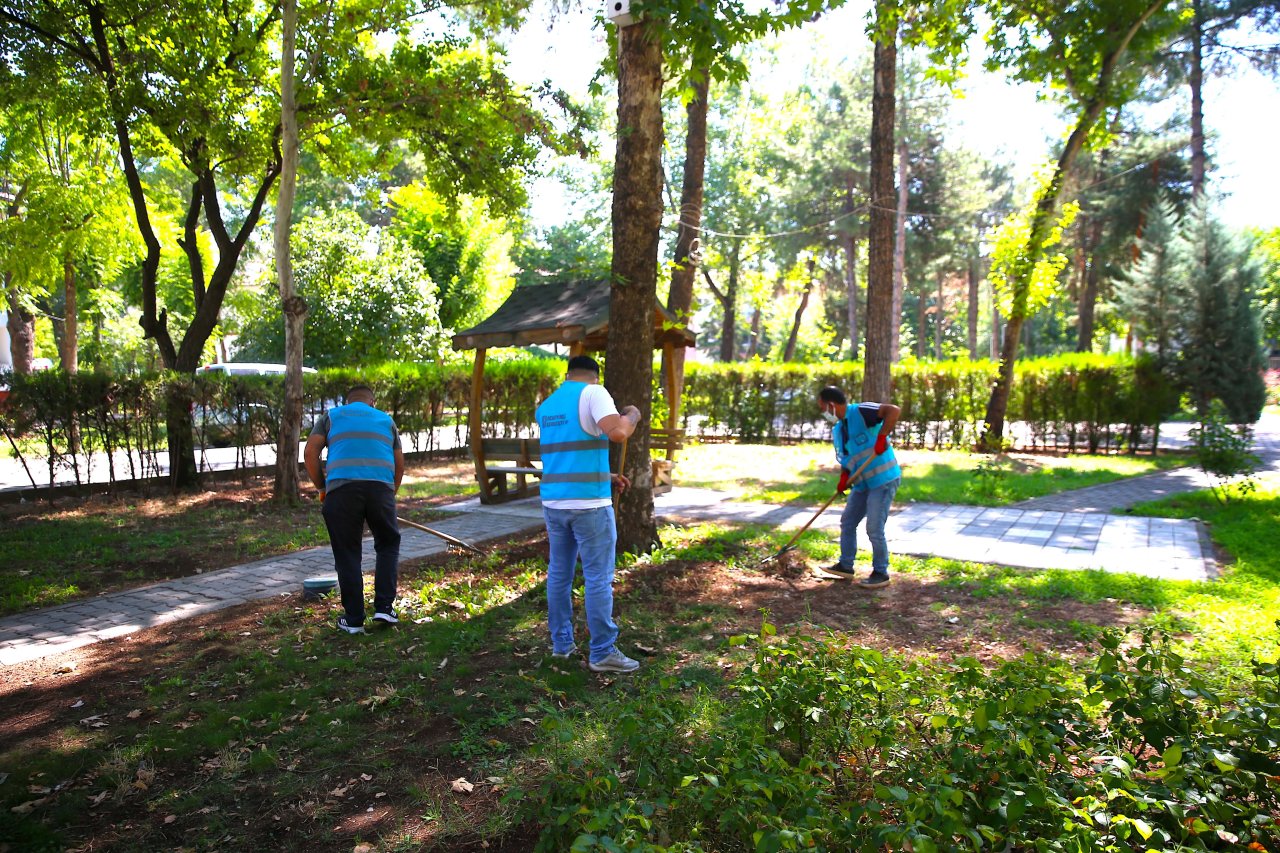 diyarbakirda-hukumluler-kamu-bahcelerini-guzellestiriyor-3-min.jpg