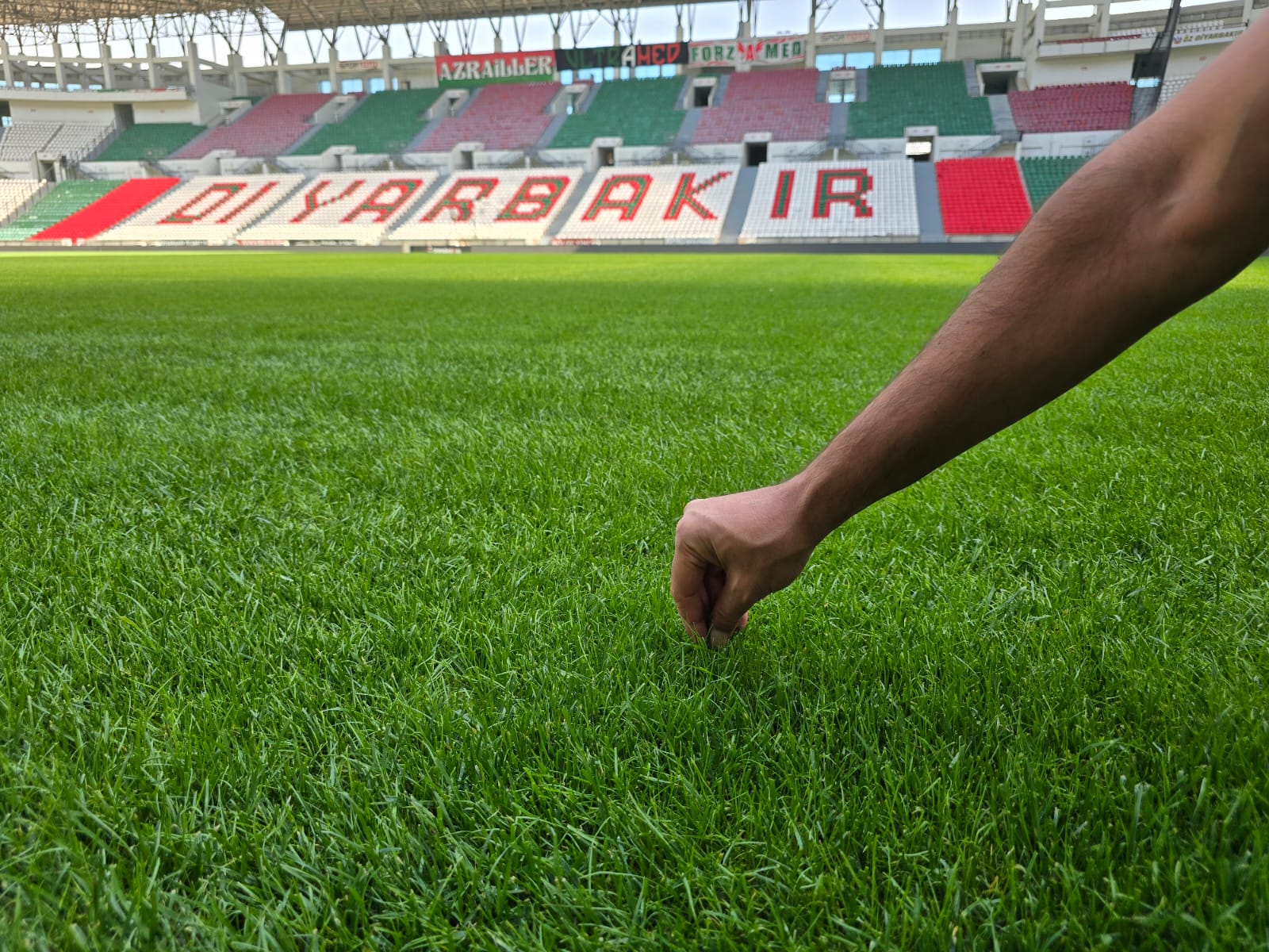 diyarbakir-stadyumuna-milli-ara-ve-genclerbirligi-dopingi-1.jpg