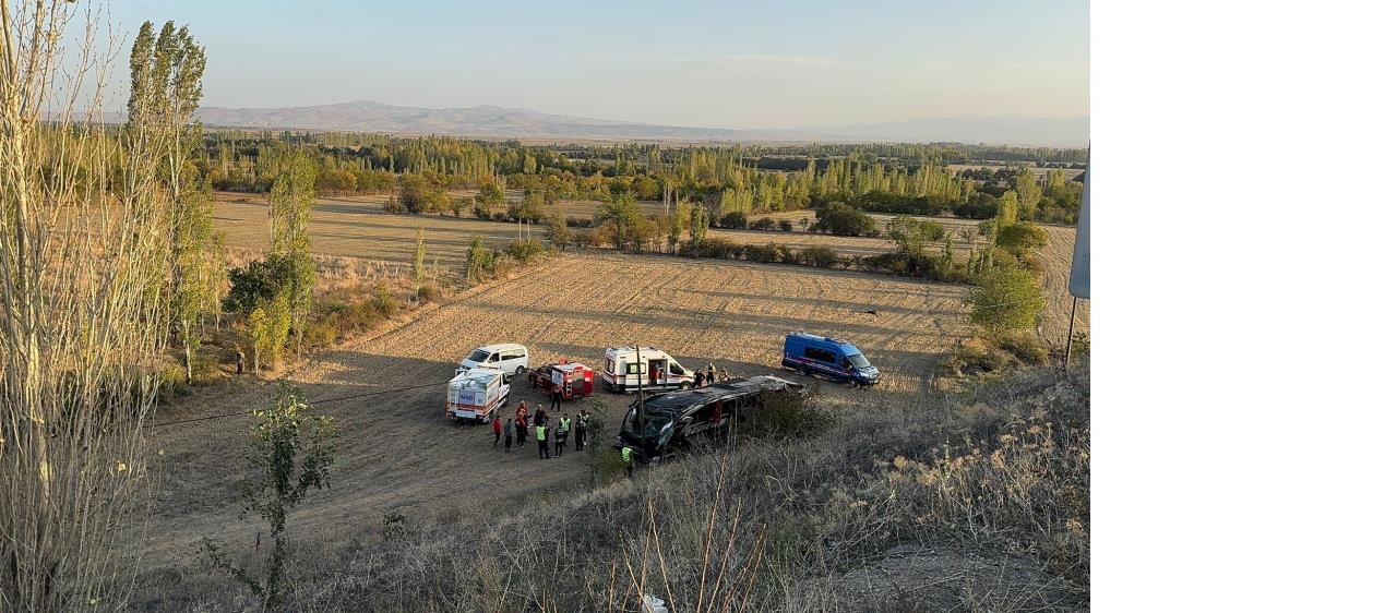 arampole-devrilen-yolcu-otobusunde-21-kisi-yaralandi.jpg