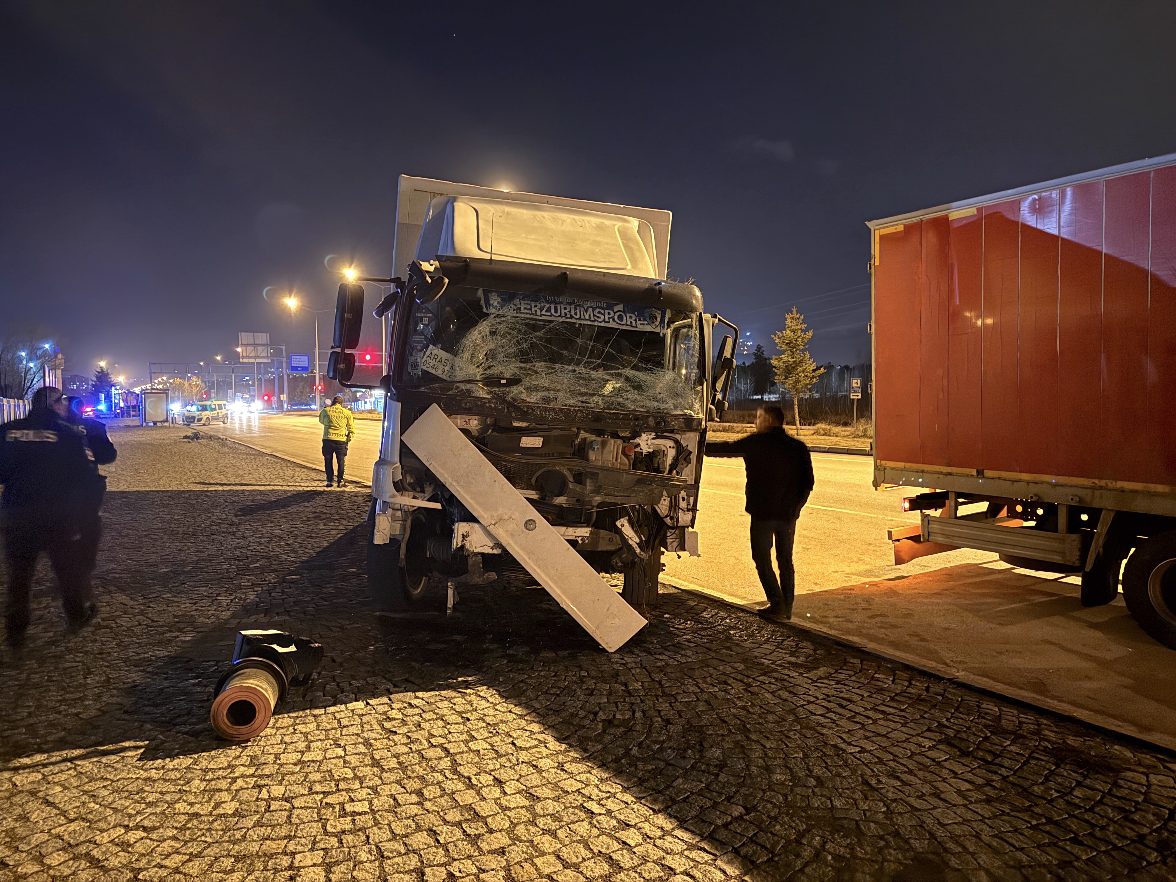 aa-20250407-37562222-37562217-erzurumda-kamyon-6-araca-carpti-5-kisi-yaralandi.jpg