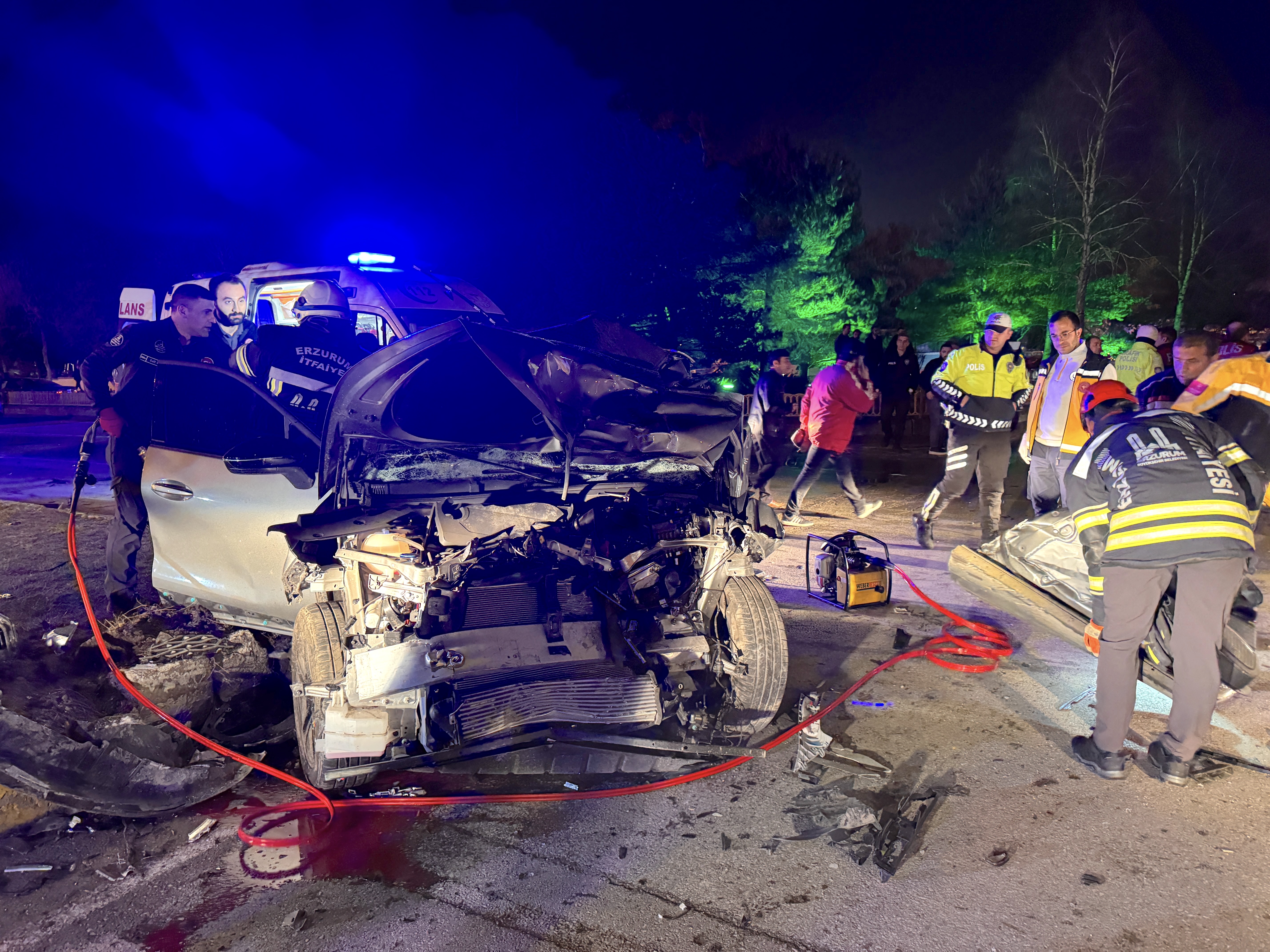 aa-20250407-37562222-37562218-erzurumda-kamyon-6-araca-carpti-5-kisi-yaralandi.jpg