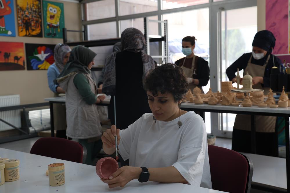 diyarbakirda-ogrencilerden-ev-hanimlarina-300-kursiyer-kendi-isini-kuracak-duzeyde-egitim-aliyor-2.jpg