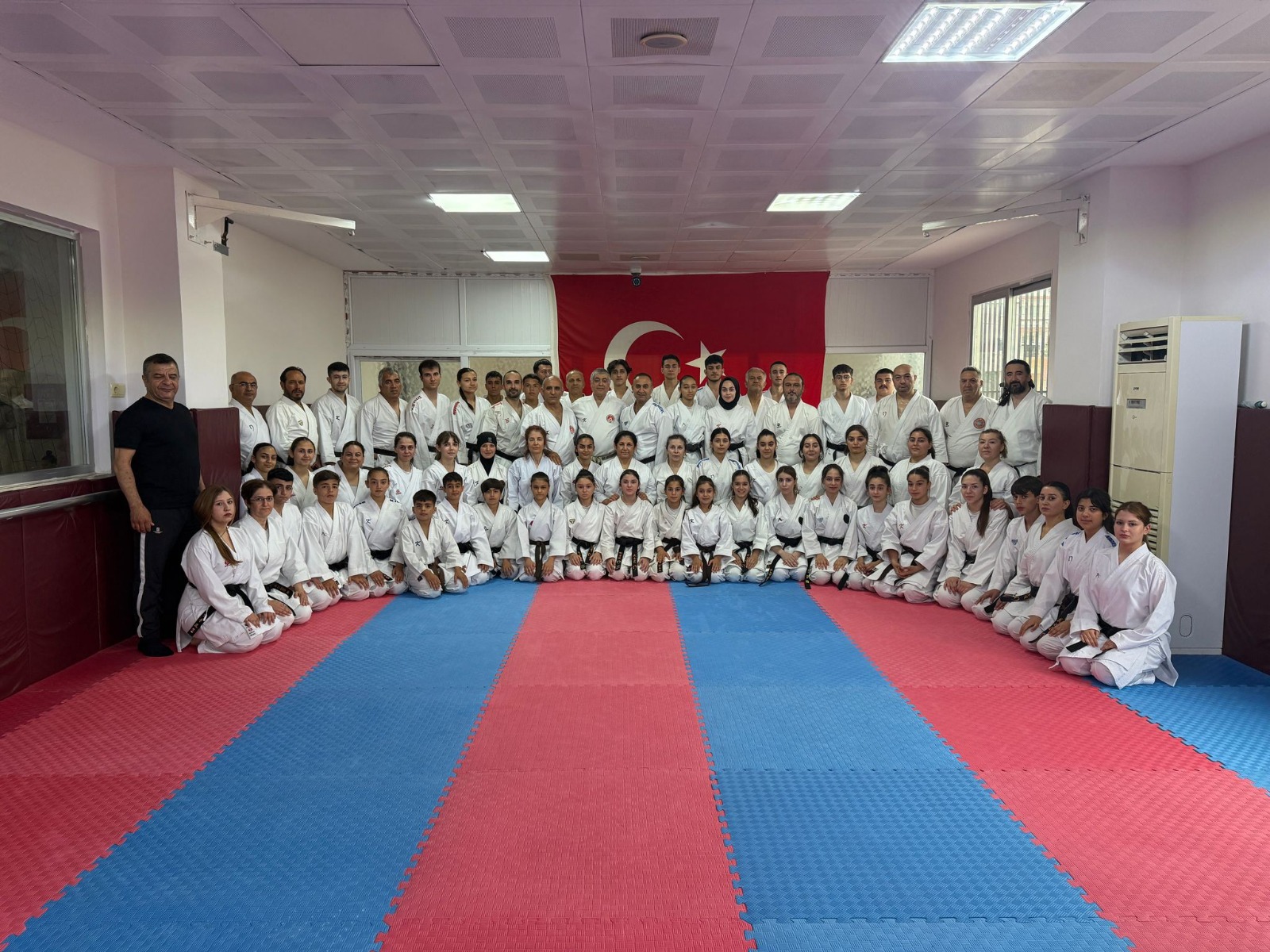adanada-karate-dan-ve-antrenor-gelisim-semineri-yapildi-4.jpg