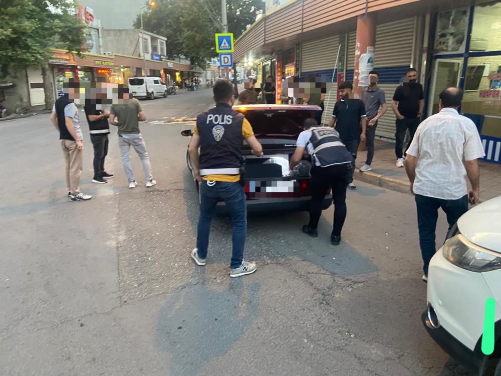 diyarbakir-polisinden-narko-hancer-uygulamasi-2.jpg