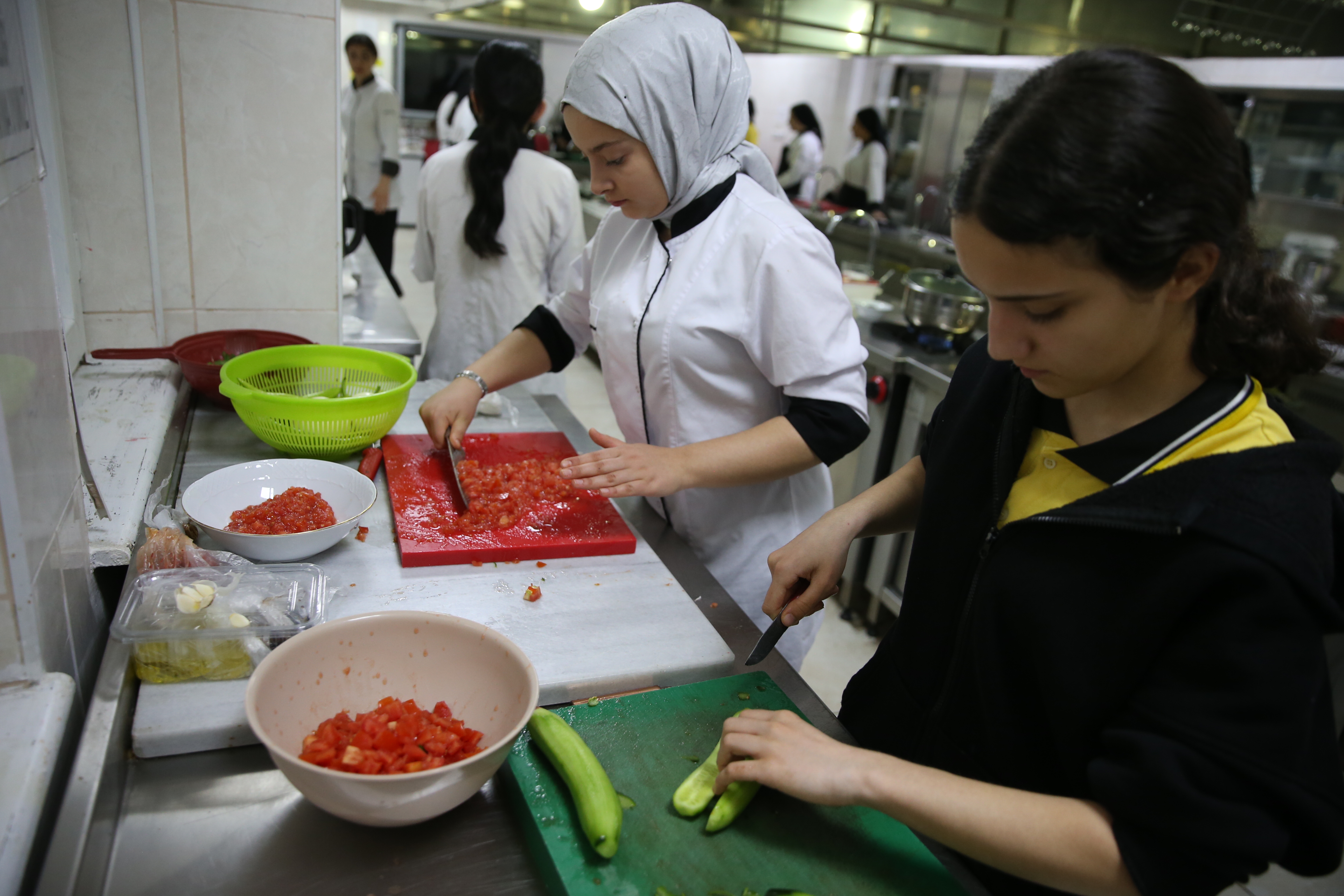 asci-adayi-kiz-ogrenciler-her-gun-150-kisiye-yemek-yapmak-icin-tezgahin-basina-geciyor-1.jpg