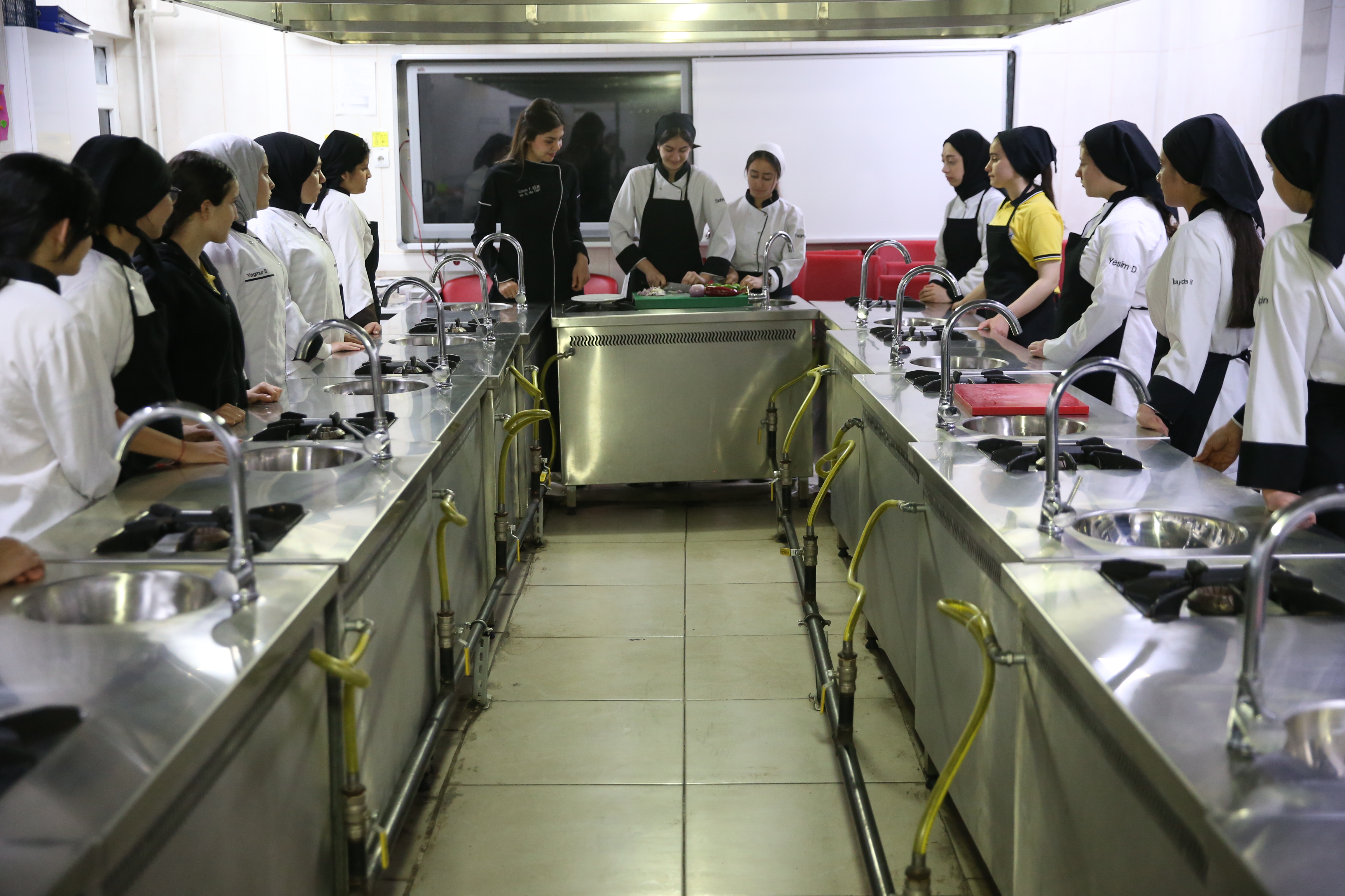 asci-adayi-kiz-ogrenciler-her-gun-150-kisiye-yemek-yapmak-icin-tezgahin-basina-geciyor-4.jpg