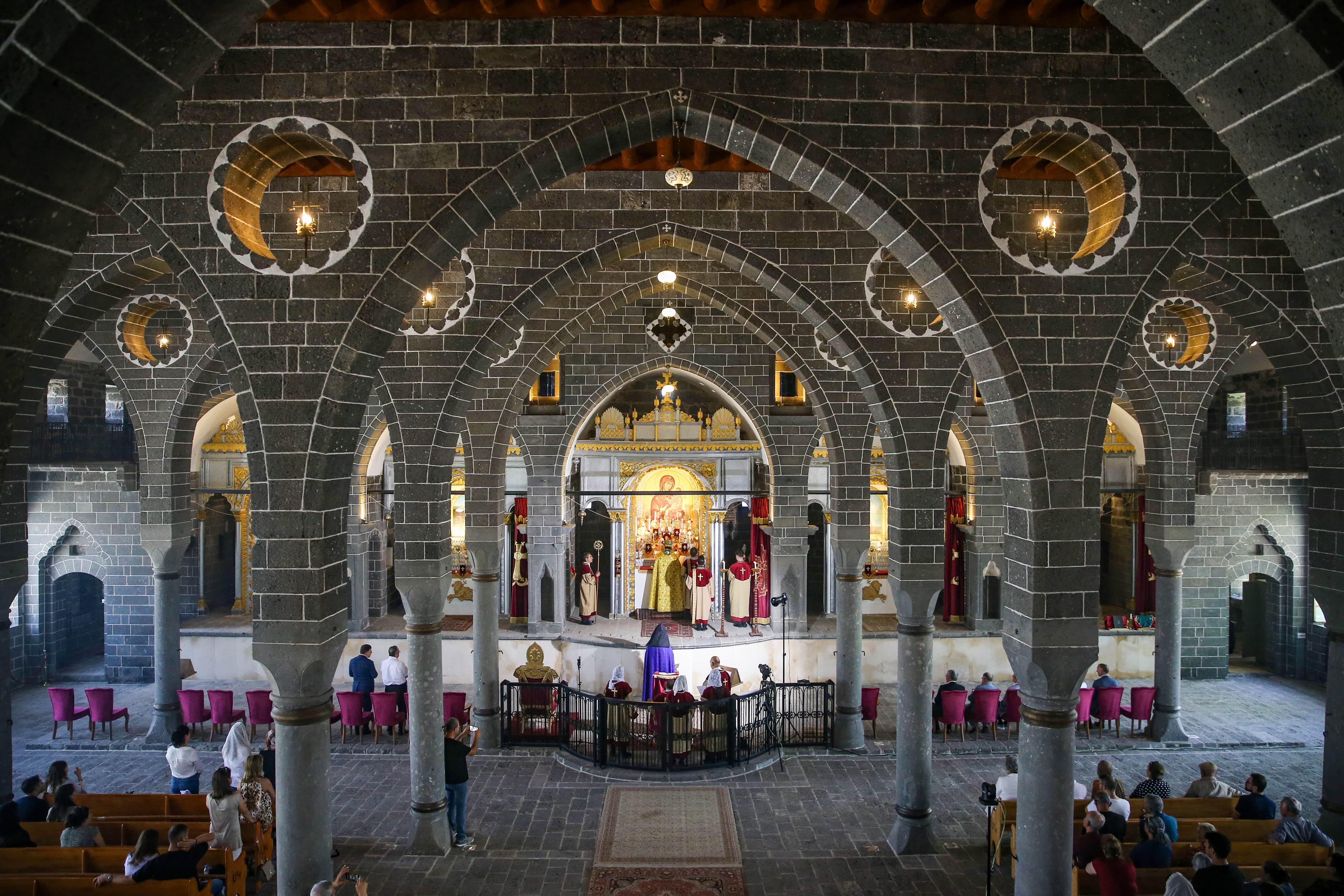 aa-20250601-38154068-38154059-diyarbakirda-surp-giragos-ermeni-kilisesinde-isim-gunu-ayinle-kutlandi-min.jpg