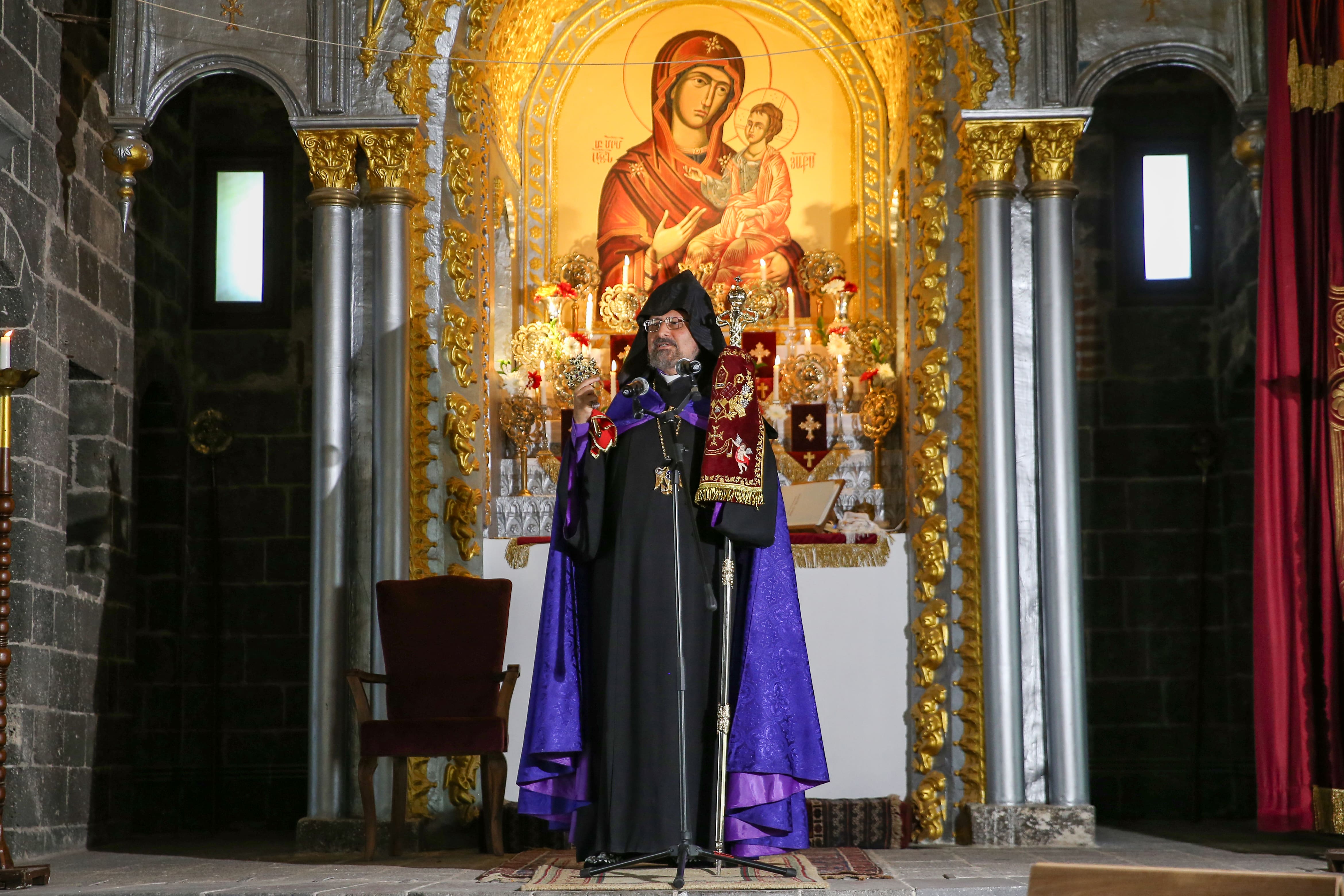 aa-20250601-38154068-38154062-diyarbakirda-surp-giragos-ermeni-kilisesinde-isim-gunu-ayinle-kutlandi-min.jpg
