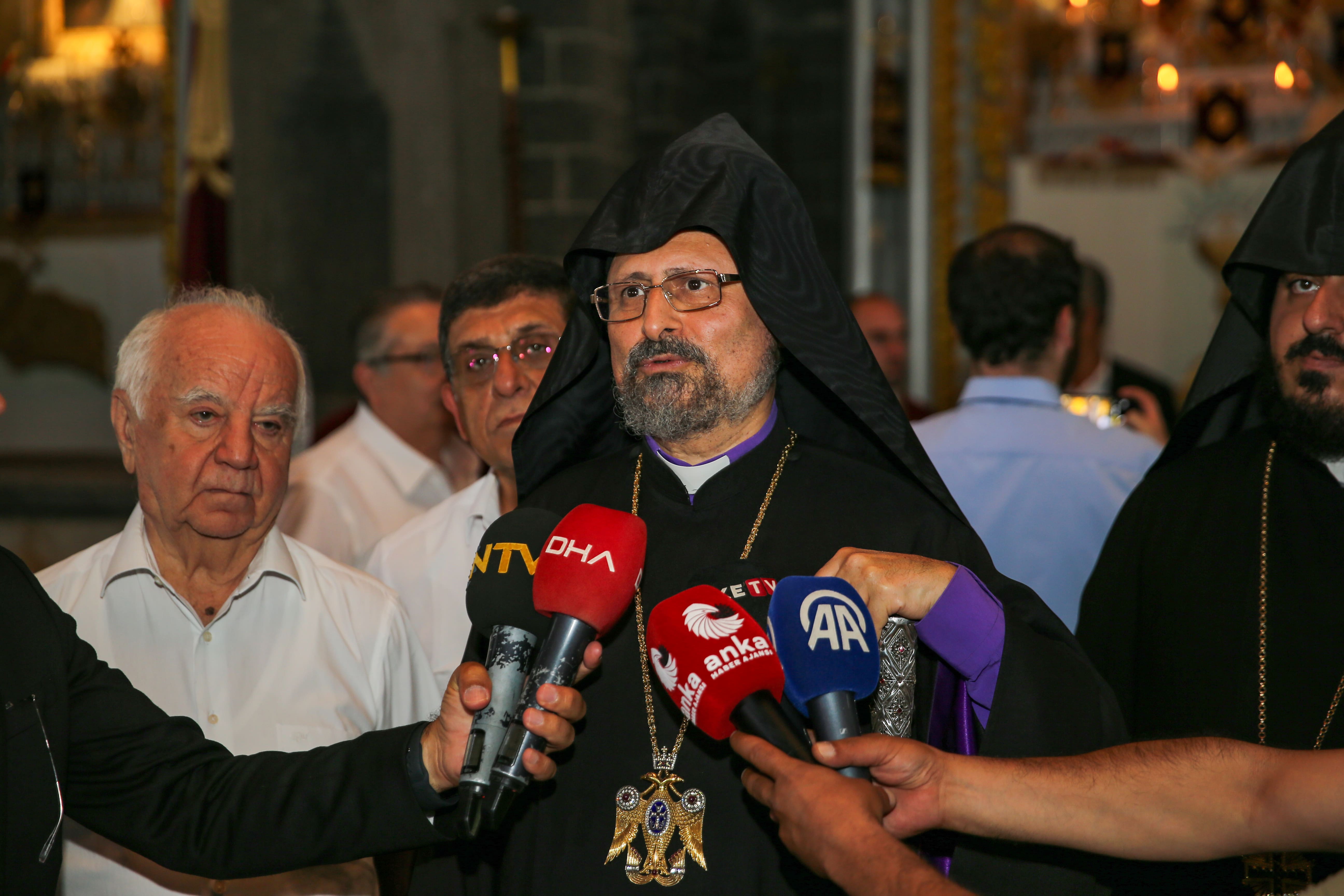 aa-20250601-38154068-38154067-diyarbakirda-surp-giragos-ermeni-kilisesinde-isim-gunu-ayinle-kutlandi-min.jpg