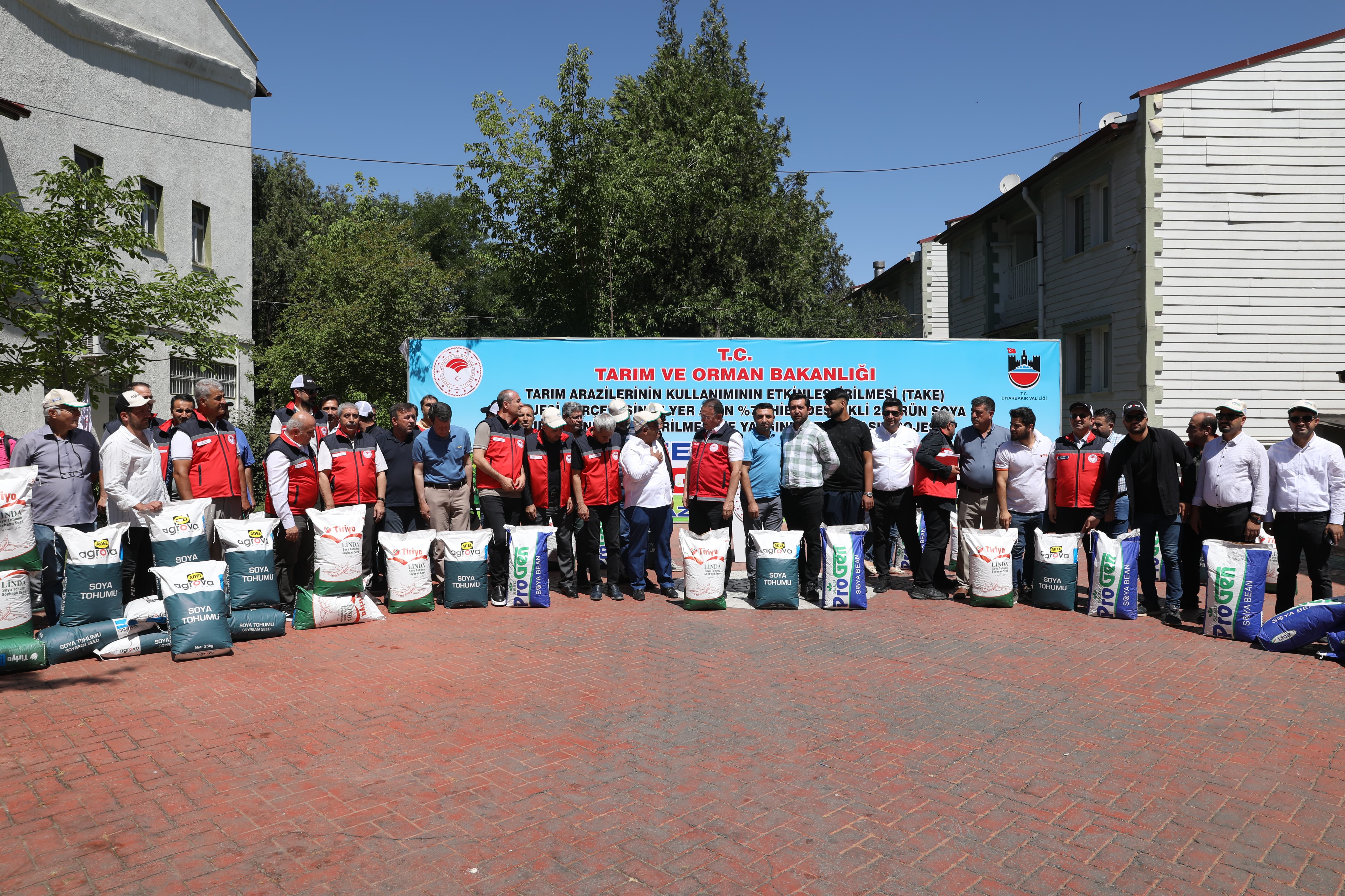 diyarbakri-da-soya-tohumu-dagitildi-3.jpeg