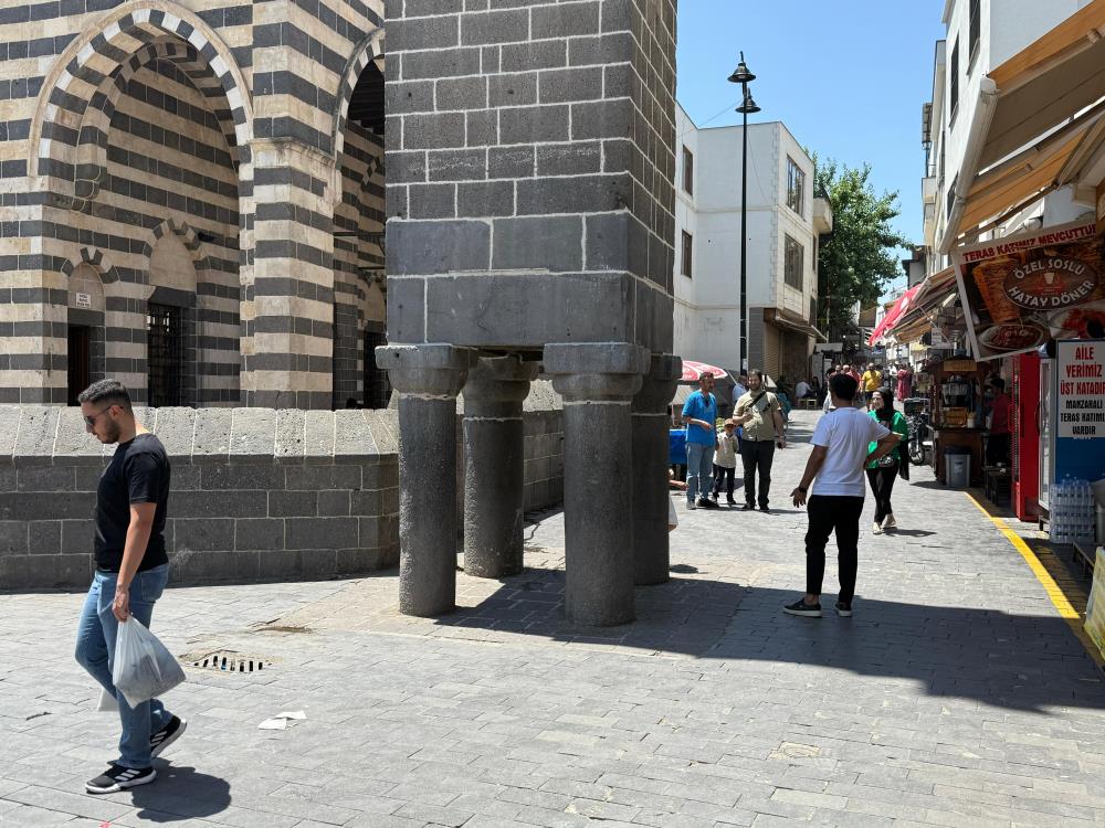 diyarbakirda-kavurucu-sicaklardan-dolayi-tarihi-mekanlar-bos-kaldi-2.jpg