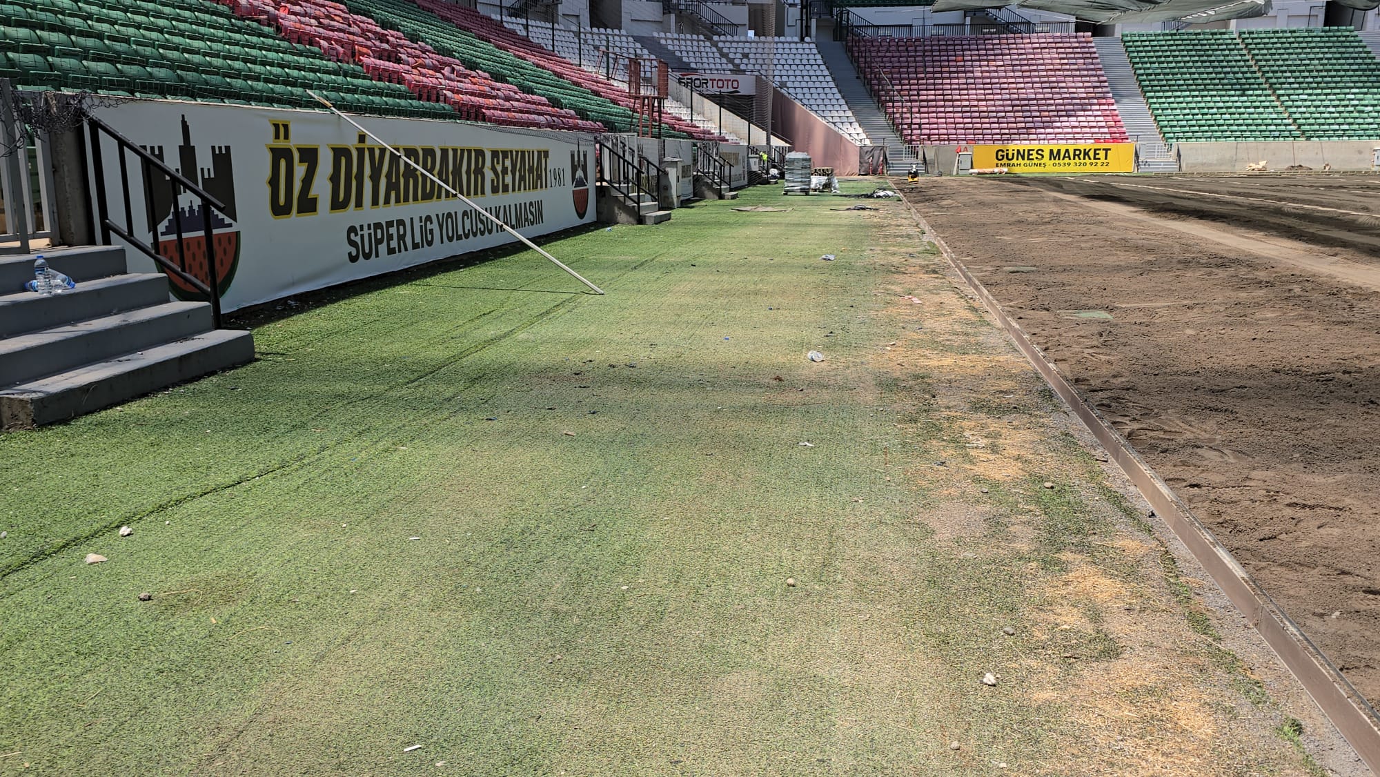 diyarbakir-stadyumuna-800-metrekarelik-yeni-cim-hali-seriliyor-1.jpg