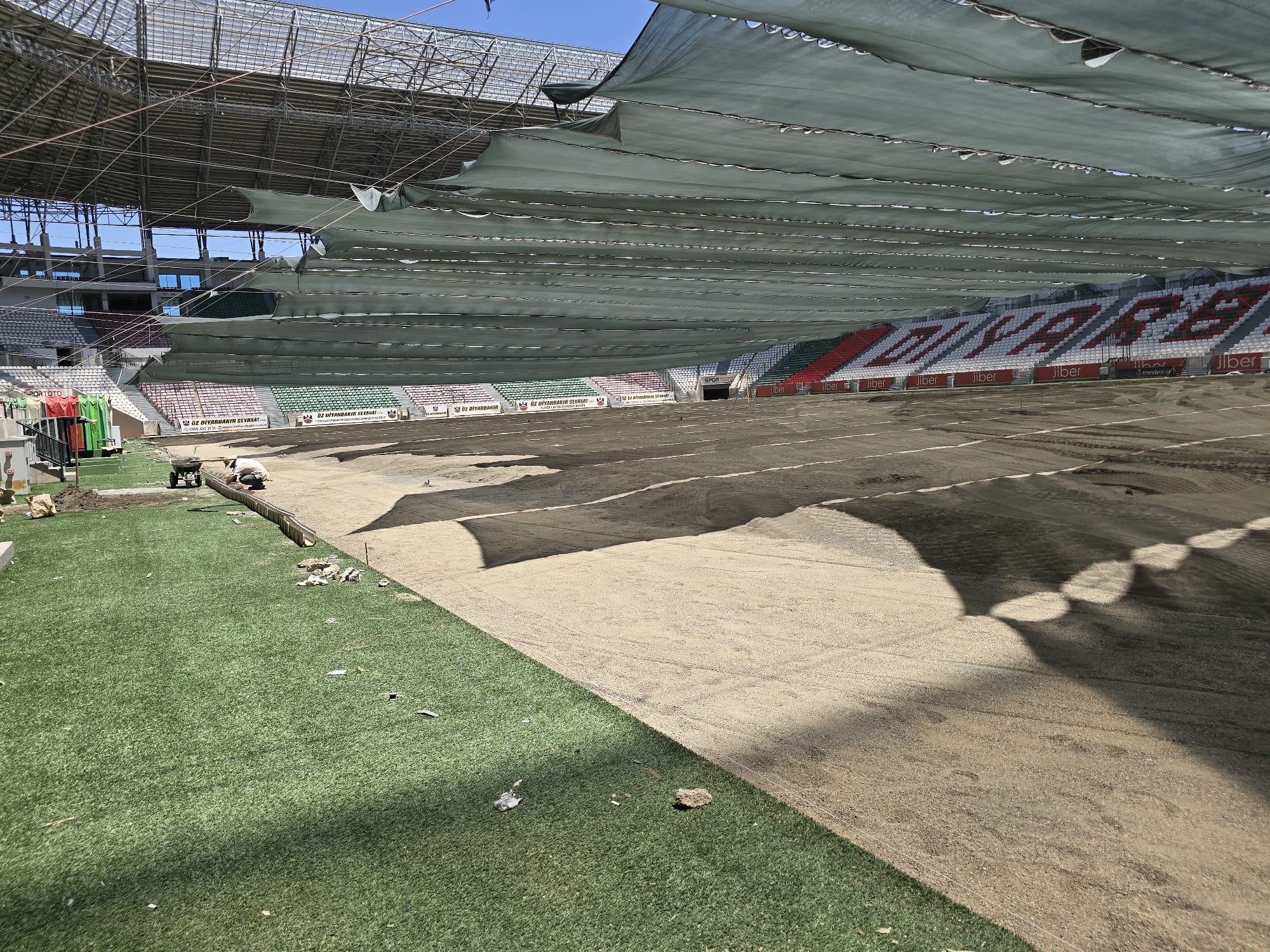 diyarbakir-stadyumuna-800-metrekarelik-yeni-cim-hali-seriliyor-3.jpg