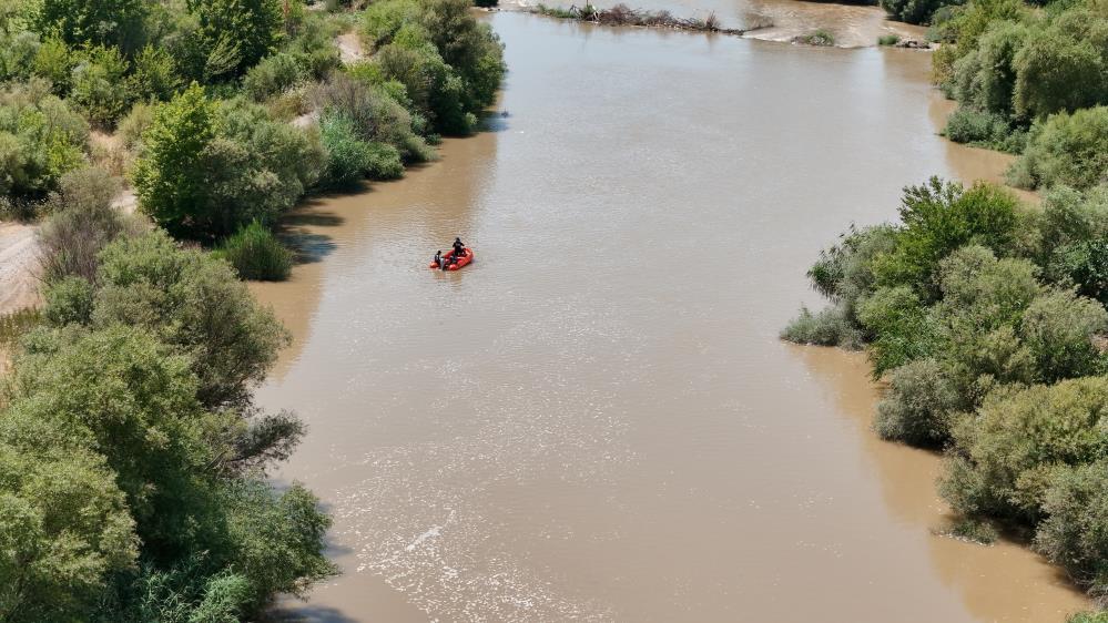 kardesini-ve-yakinini-kurtarmak-isterken-dicle-nehrinde-kaybolan-genci-arama-calismalari-havadan-goruntulendi-2.jpg