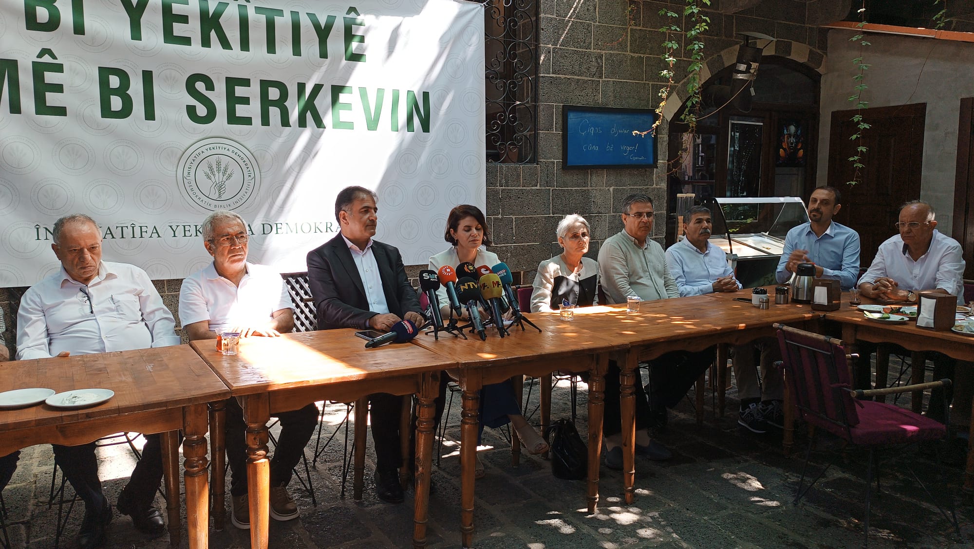 demokratik-haklarimiz-icin-biraraya-gelmeliyi-3.jpg