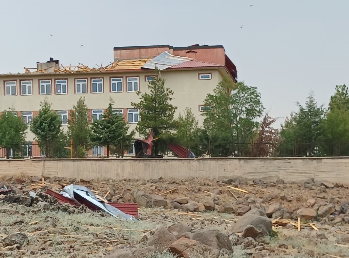 aa-20250726-38666008-38666007-diyarbakirda-siddetli-ruzgar-okulun-catisini-ucurdu.jpg
