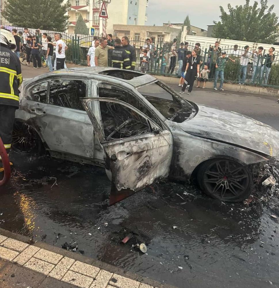 diyarbakirda-alevlere-teslim-olan-otomobil-patladi-2.jpg