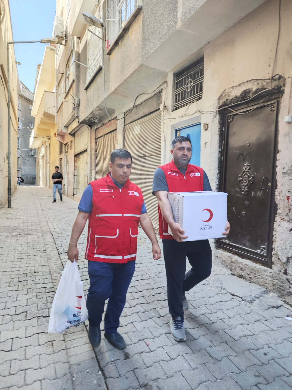 diyarbakirda-kizilay-ihtiyac-sahibi-ailelere-yardim-ediyor-3.jpg