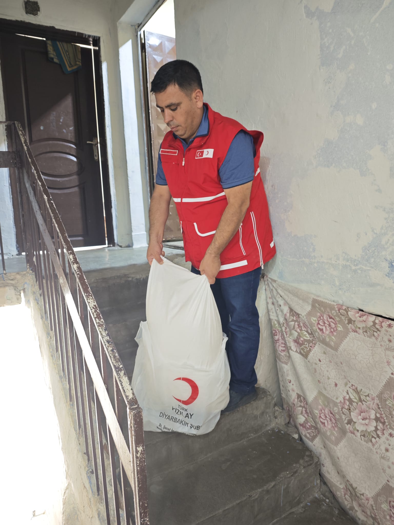 diyarbakirda-kizilay-ihtiyac-sahibi-ailelere-yardim-ediyor.jpg