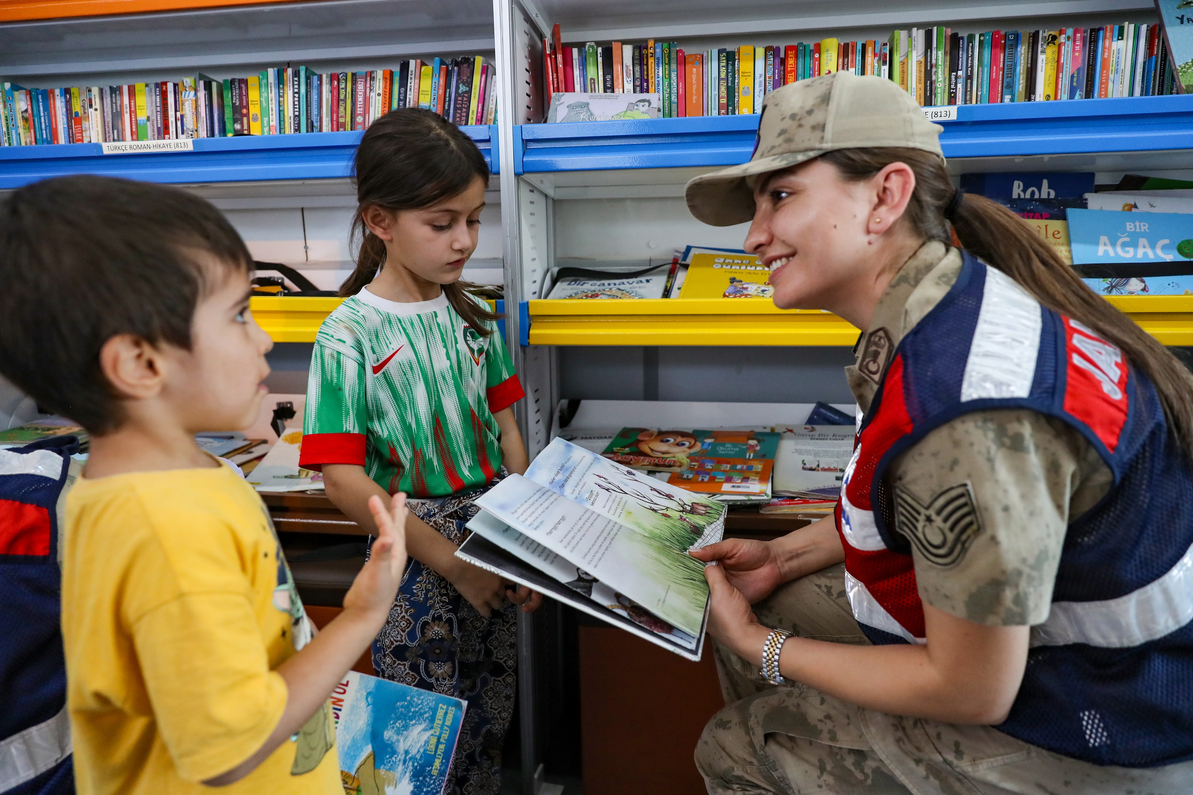diyarbakirda-kirsaldaki-cocuklar-kitaplarla-bulusuyor-4.jpg