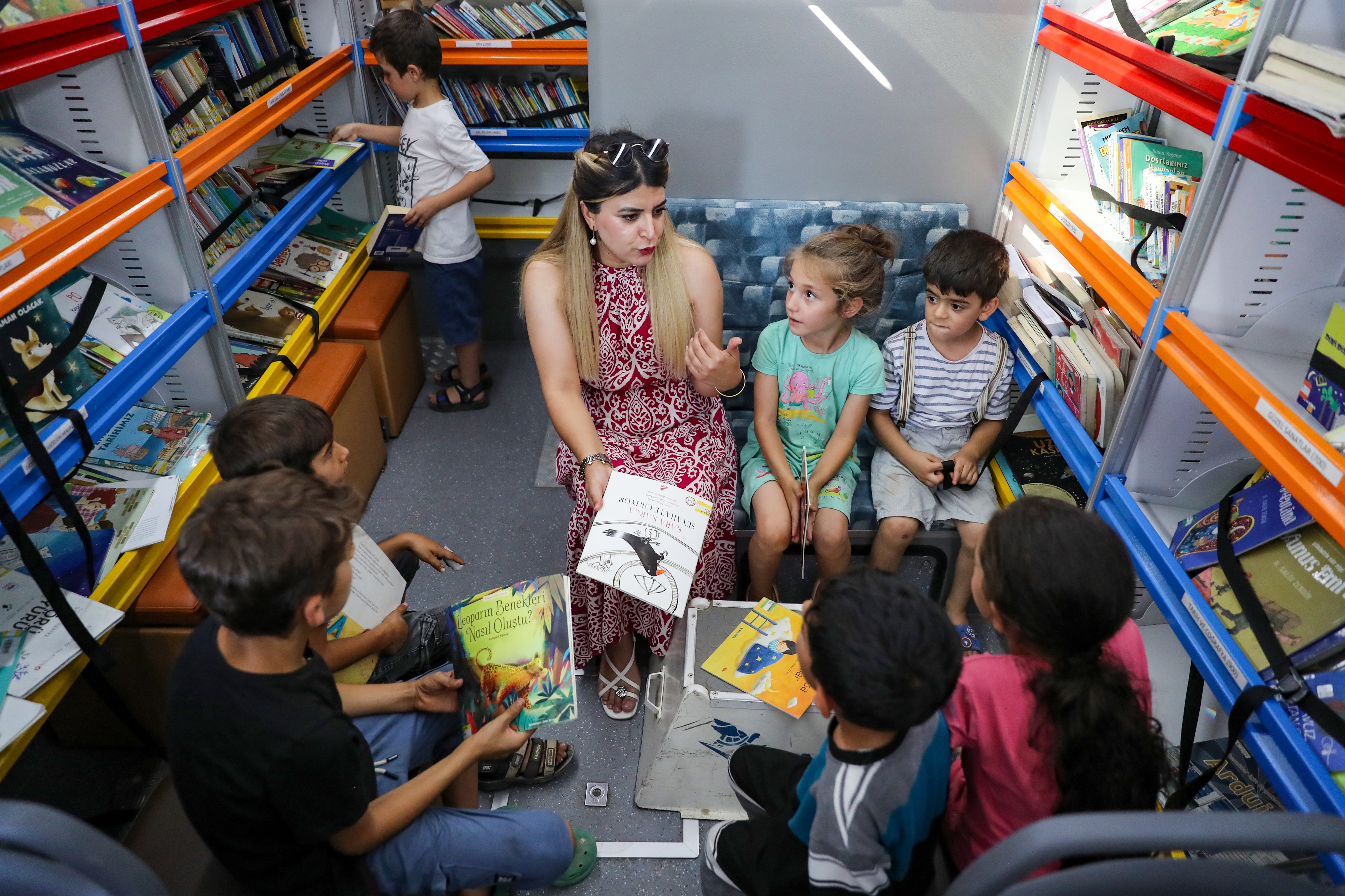 diyarbakirda-kirsaldaki-cocuklar-kitaplarla-bulusuyor-5.jpg