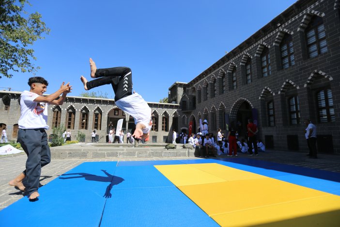 diyarbakirda-tarihi-mekanlar-sporun-ritmiyle-canlandi-3.jpg
