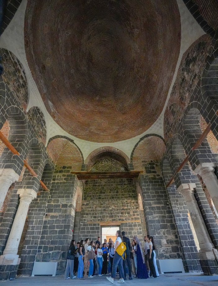 diyarbakirda-parmak-izi-gorunumlu-kubbeye-sahip-kilise-35-bin-kisiyi-agirladi-1.jpg