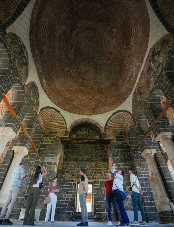 diyarbakirda-parmak-izi-gorunumlu-kubbeye-sahip-kilise-35-bin-kisiyi-agirladi-3.jpg
